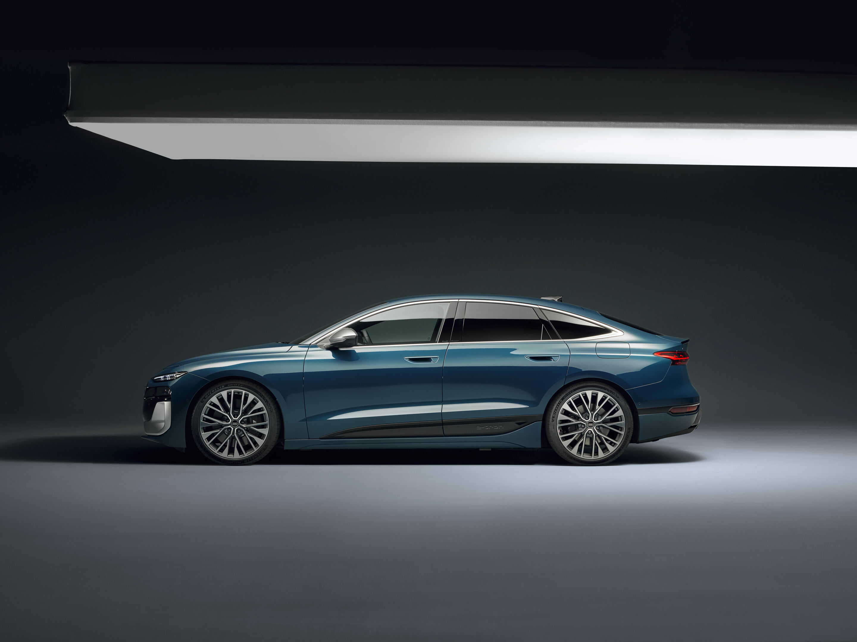 Audi S6 Sportback e-tron - Static photo,
Colour: Malpelo blue metallic
