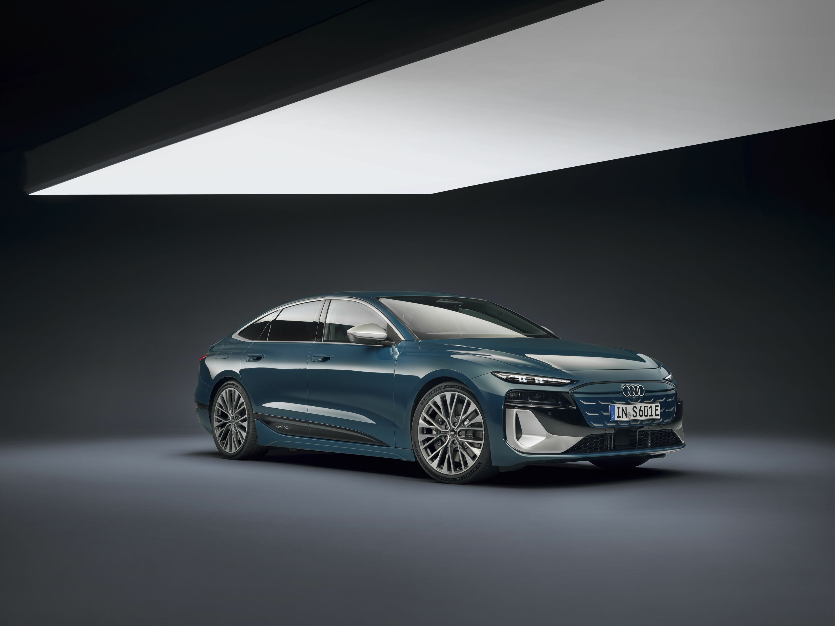 Audi S6 Sportback e-tron - Static photo,
Colour: Malpelo blue metallic