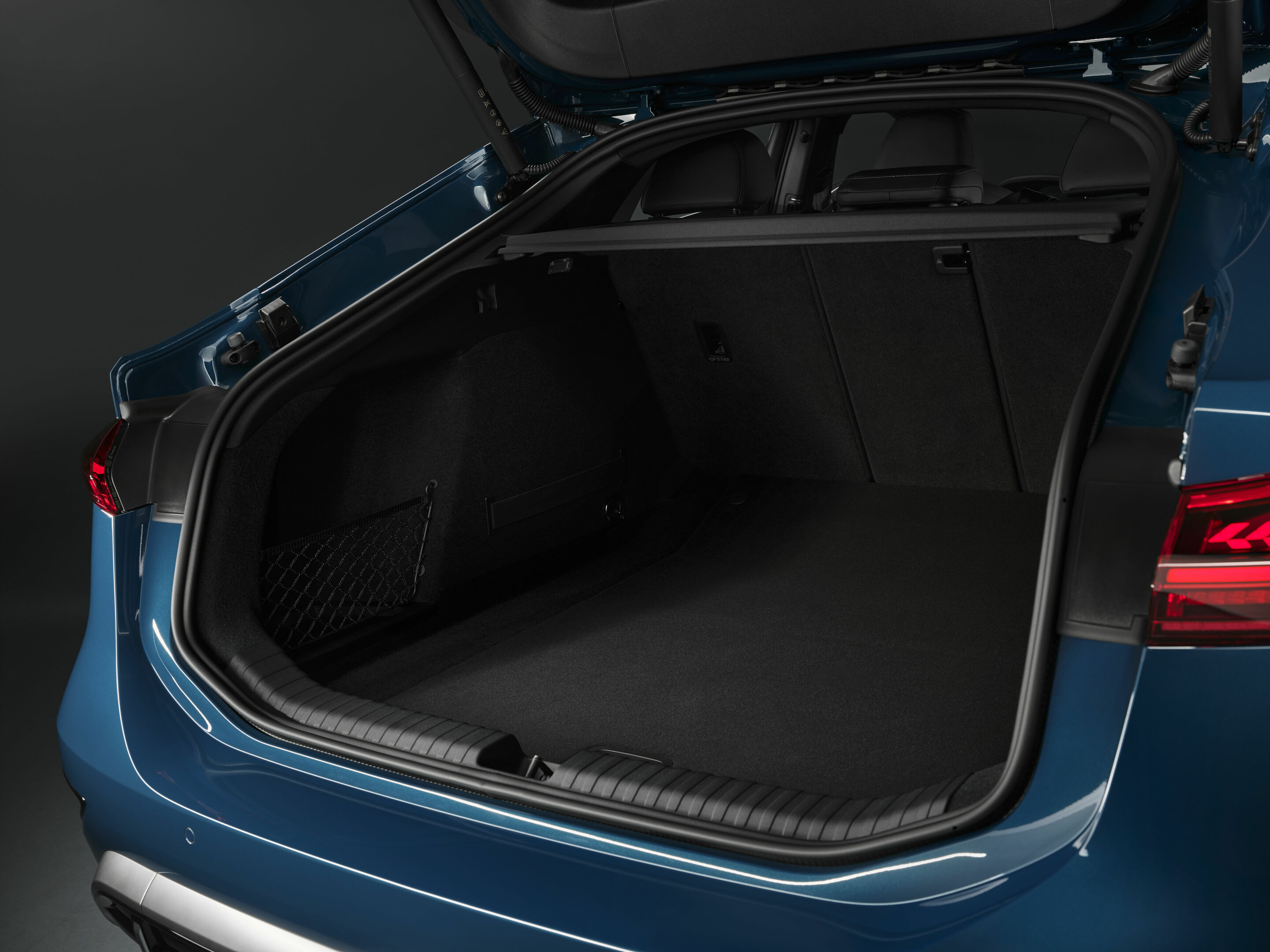 Audi S6 Sportback e-tron - Gepäckraum, 
Farbe: Malpeloblau Metallic