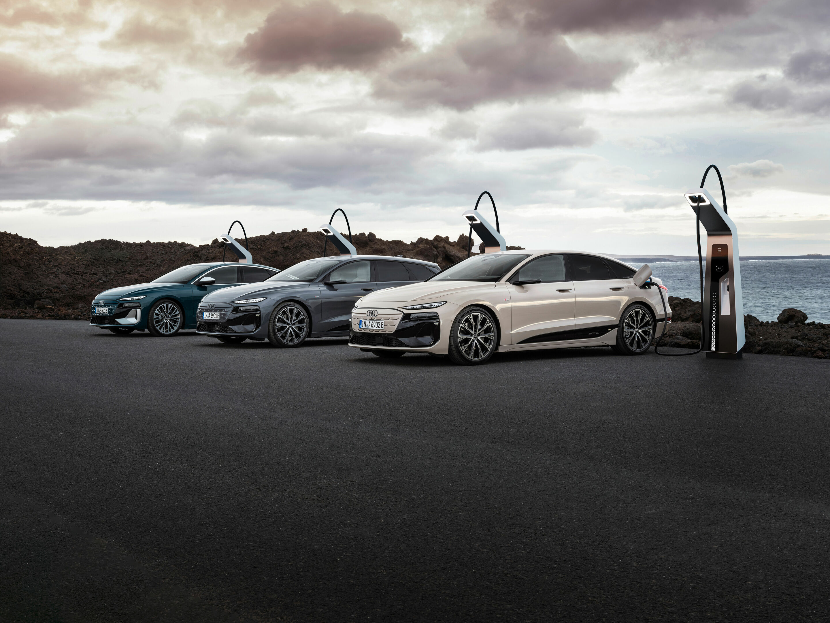 Audi A6 Avant e-tron / Audi A6 Sportback e-tron / Audi S6 Sportback e-tron - Standaufnahme,
Farben: Malpeloblau Metallic, Magnetgrau, Siambeige Metallic