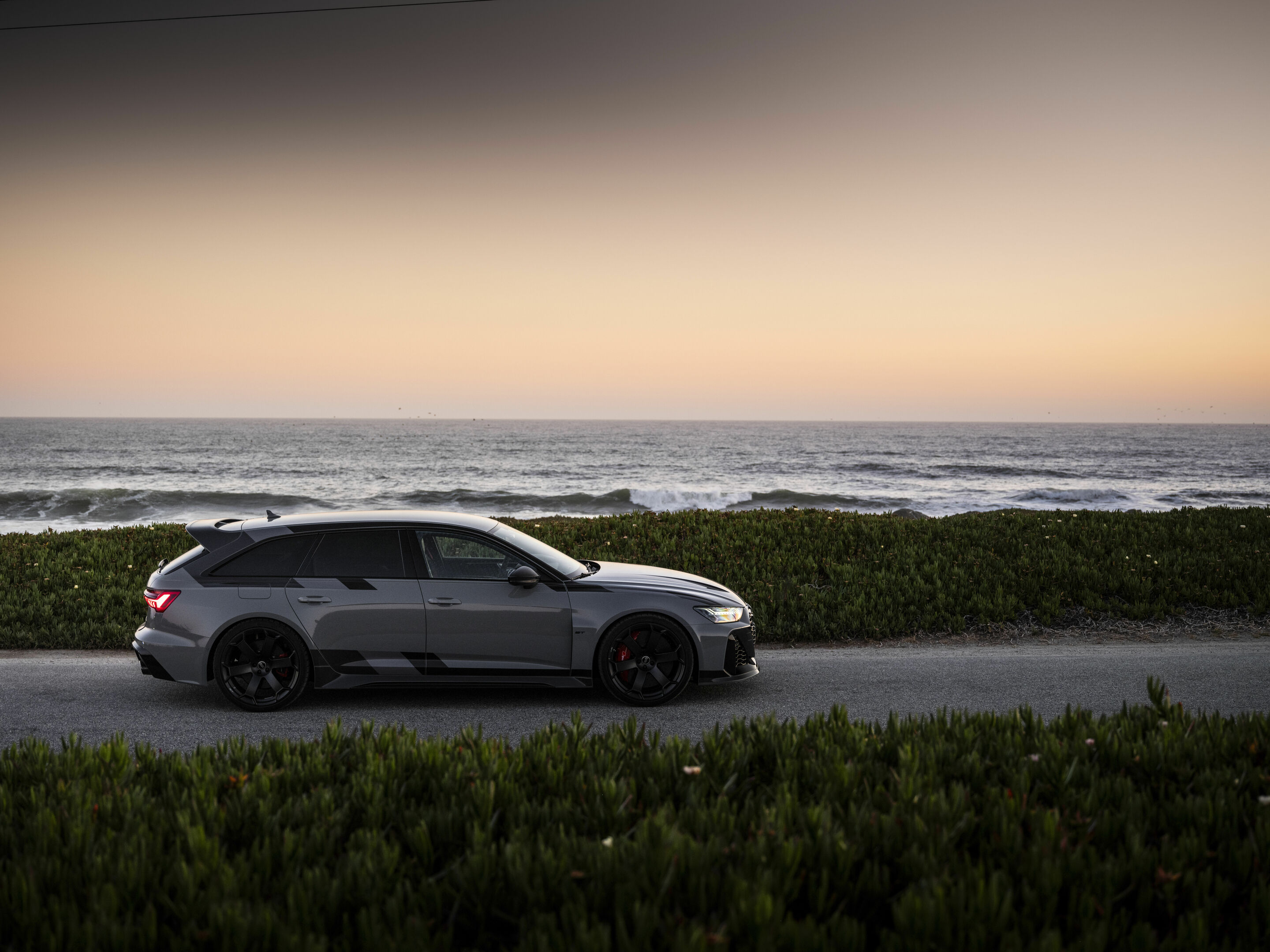 Audi RS 6 Avant GT in Kalifornien - Standaufnahme,
Farbe: Nardograu