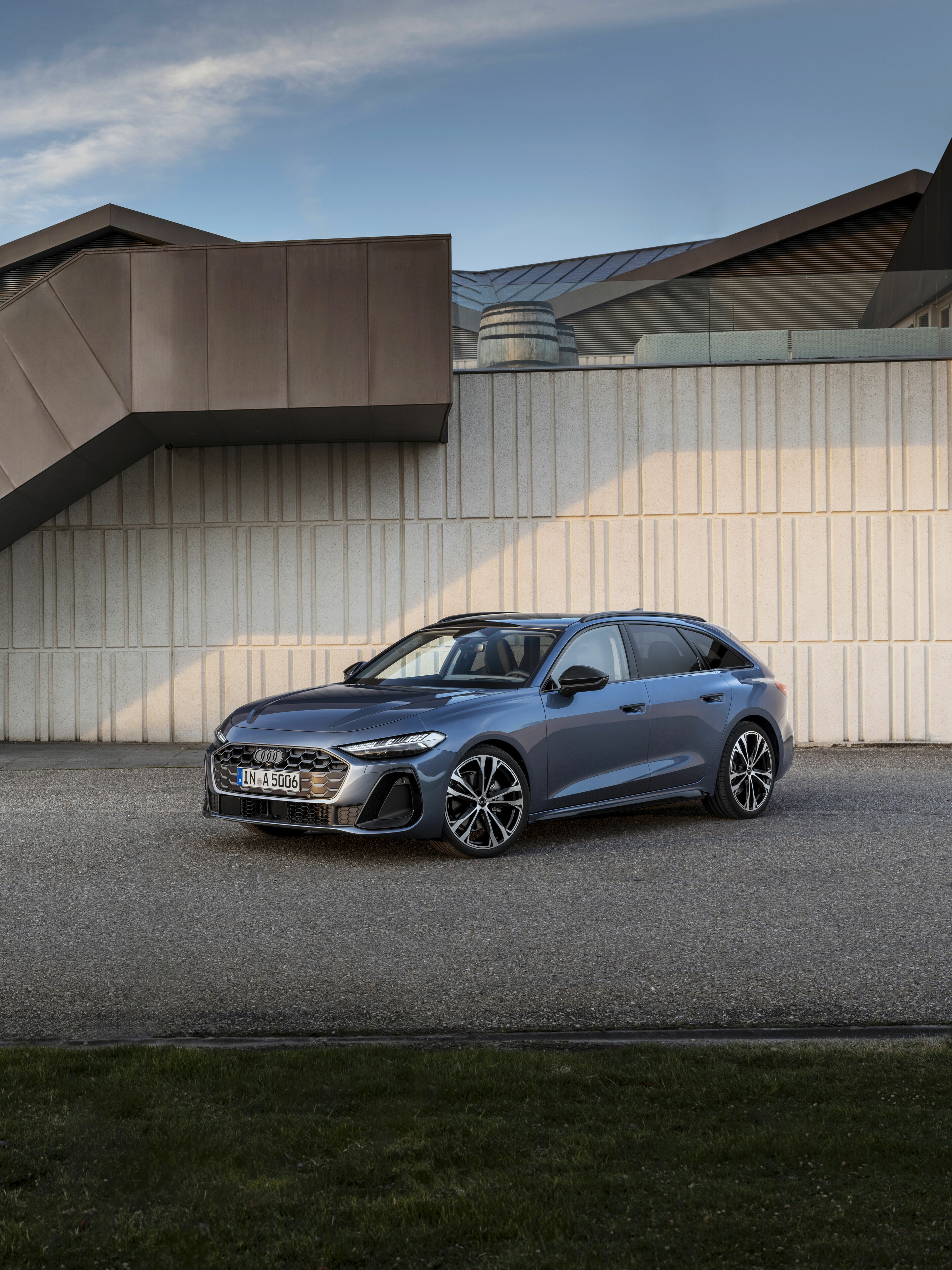 Audi A5 Avant - Static photo,
Colour: Horizon Blue metallic

The Panoramic glass roof with switchable transparency is expected to be available in Germany from the fourth quarter of 2024. For the exact launch date, please contact your Audi partner.