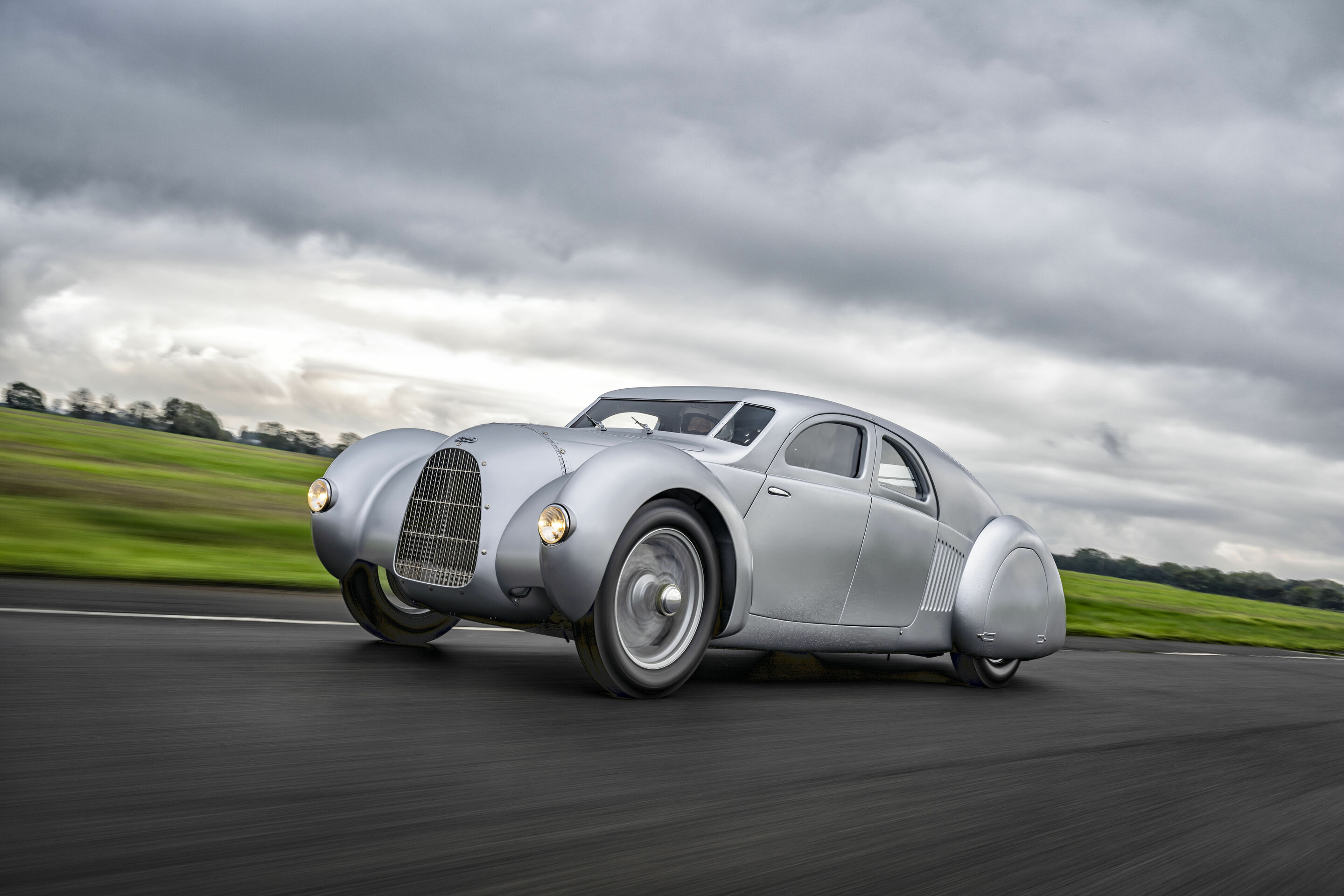Vor über 90 Jahren erdacht, nun zum Leben erweckt: Audi Tradition zeigt Auto Union Typ 52 - Vor über 90 Jahren erdacht, nun zum Leben erweckt: Audi Tradition präsentiert den Schnellsportwagen Auto Union Typ 52 beim Goodwood Festival of Speed 2024.
