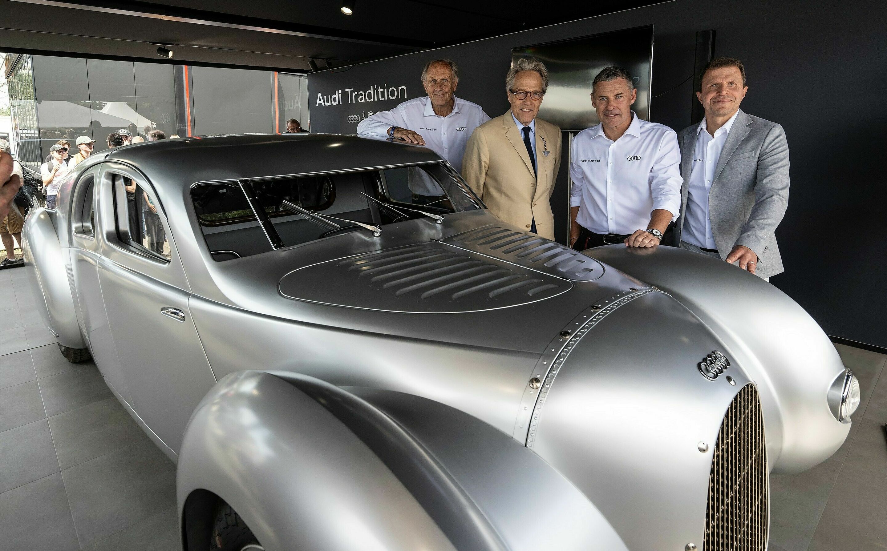 Audi Tradition beim Goodwood Festival of Speed 2024 - Audi Tradition präsentiert den Schnellsportwagen Auto Union Typ 52 beim Goodwood Festival of Speed 2024 erstmals der Öffentlichkeit. Mit von der Partie bei der Premiere (von links nach rechts): Rennfahrerlegende...