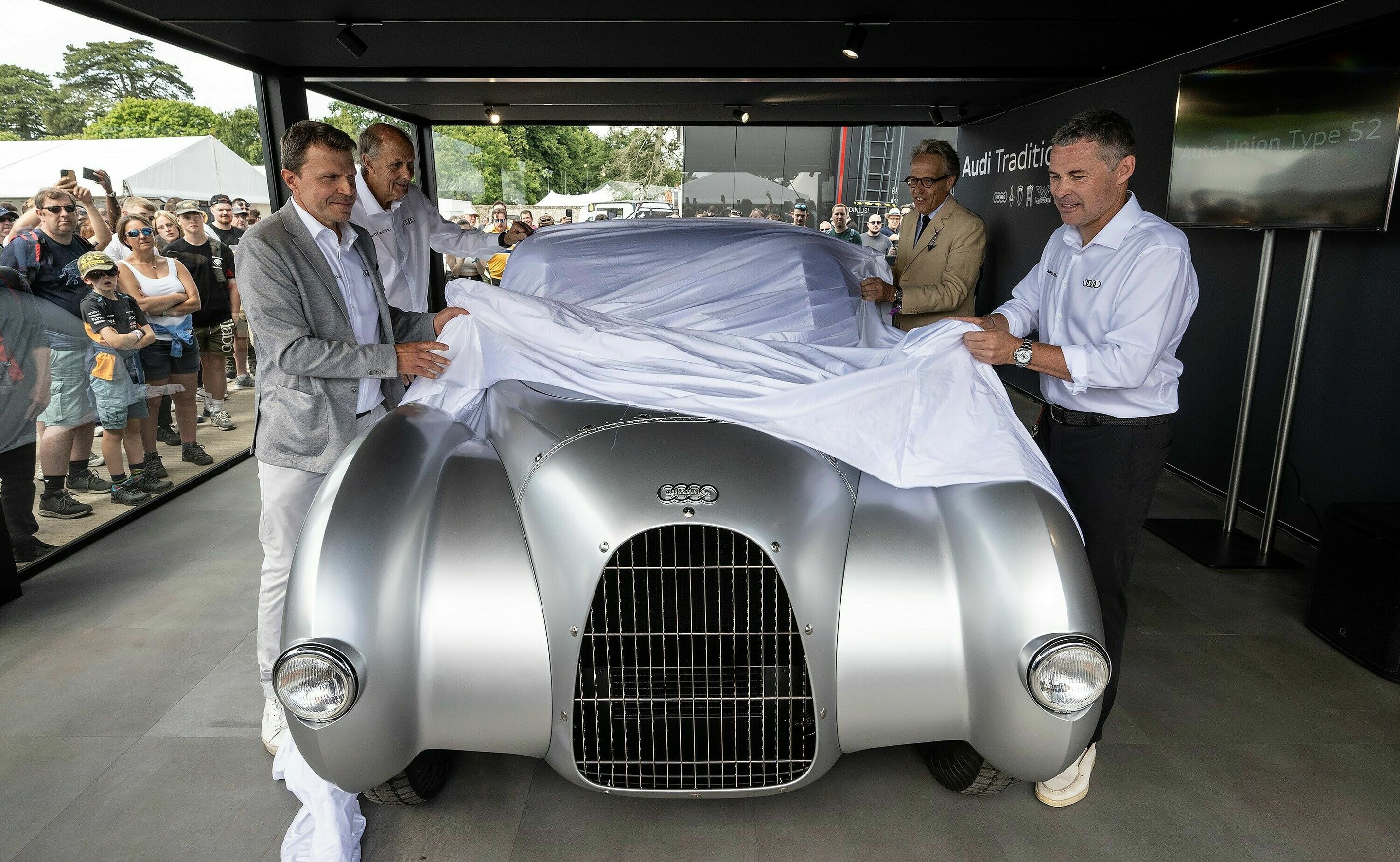 Audi Tradition beim Goodwood Festival of Speed 2024 - Audi Tradition präsentiert den Schnellsportwagen Auto Union Typ 52 beim Goodwood Festival of Speed 2024 erstmals der Öffentlichkeit. Mit von der Partie bei der Premiere (von links nach rechts): Stefan...