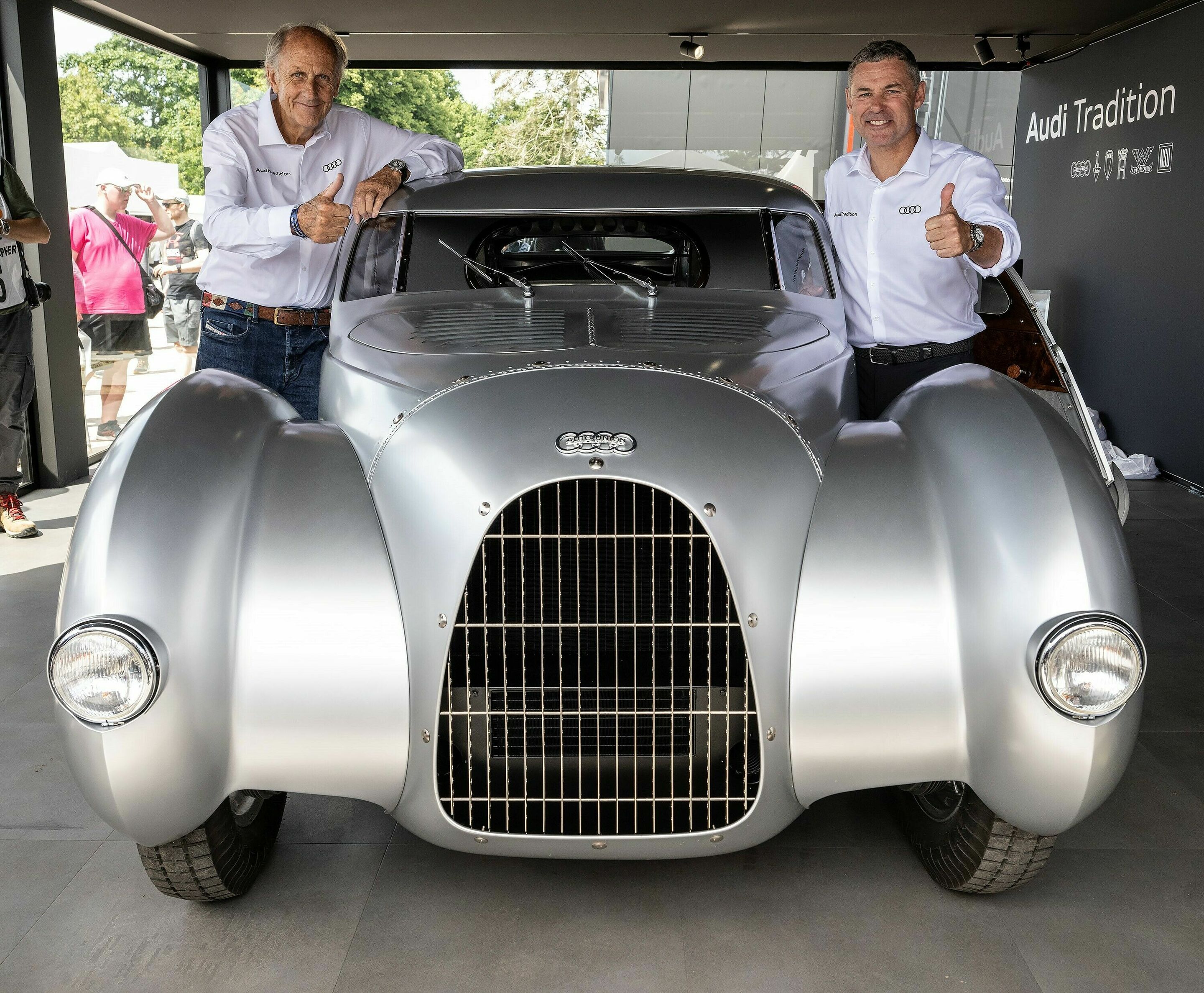 Audi Tradition beim Goodwood Festival of Speed 2024 - Audi Tradition präsentiert den Schnellsportwagen Auto Union Typ 52 beim Goodwood Festival of Speed 2024 erstmals der Öffentlichkeit. Mit von der Partie bei der Premiere (von links nach rechts): Rennfahrerlegende...