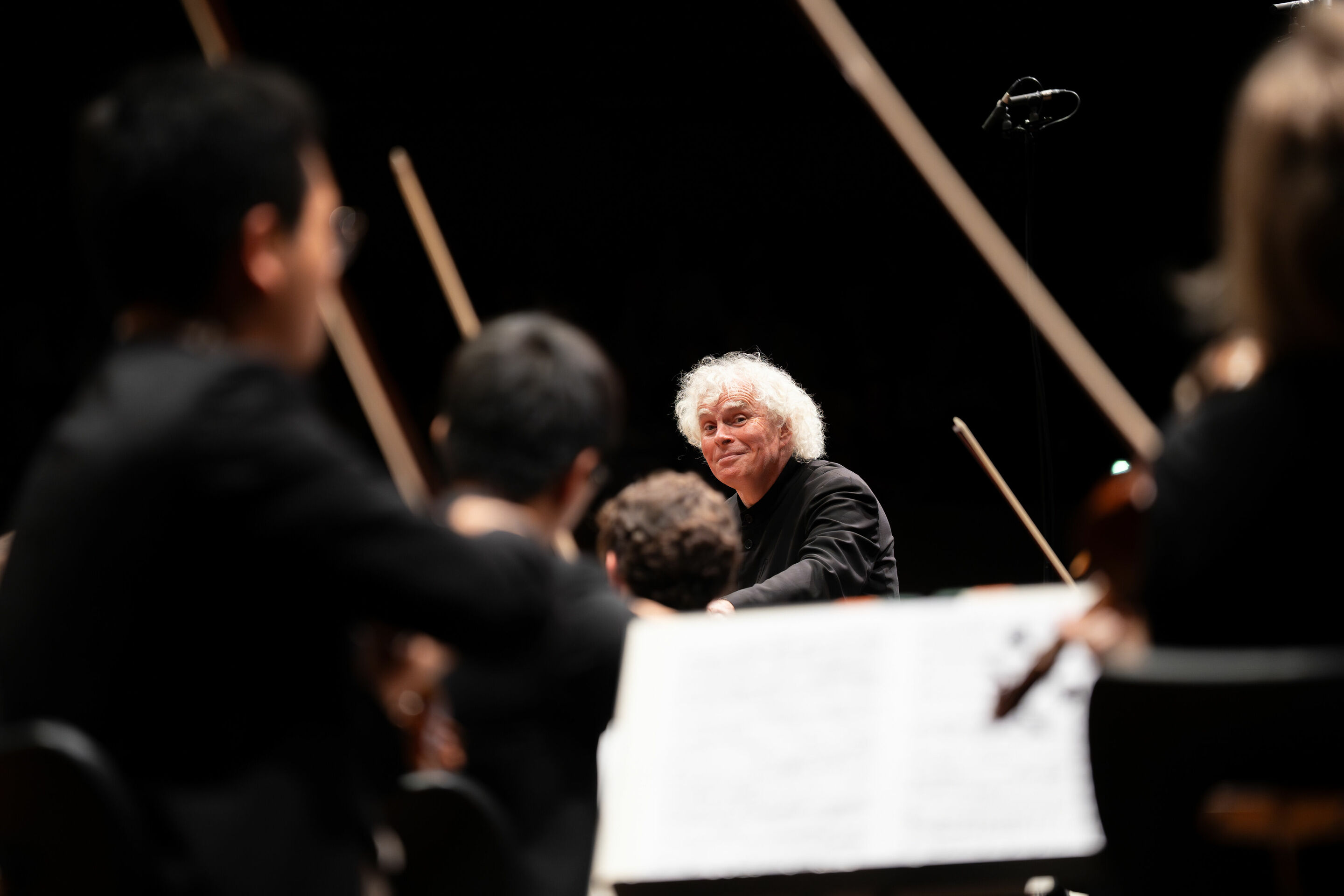 Audi Sommerkonzerte 2024 - Sir Simon Rattle dirigiert das Symphonieorchester des Bayerischen Rundfunks