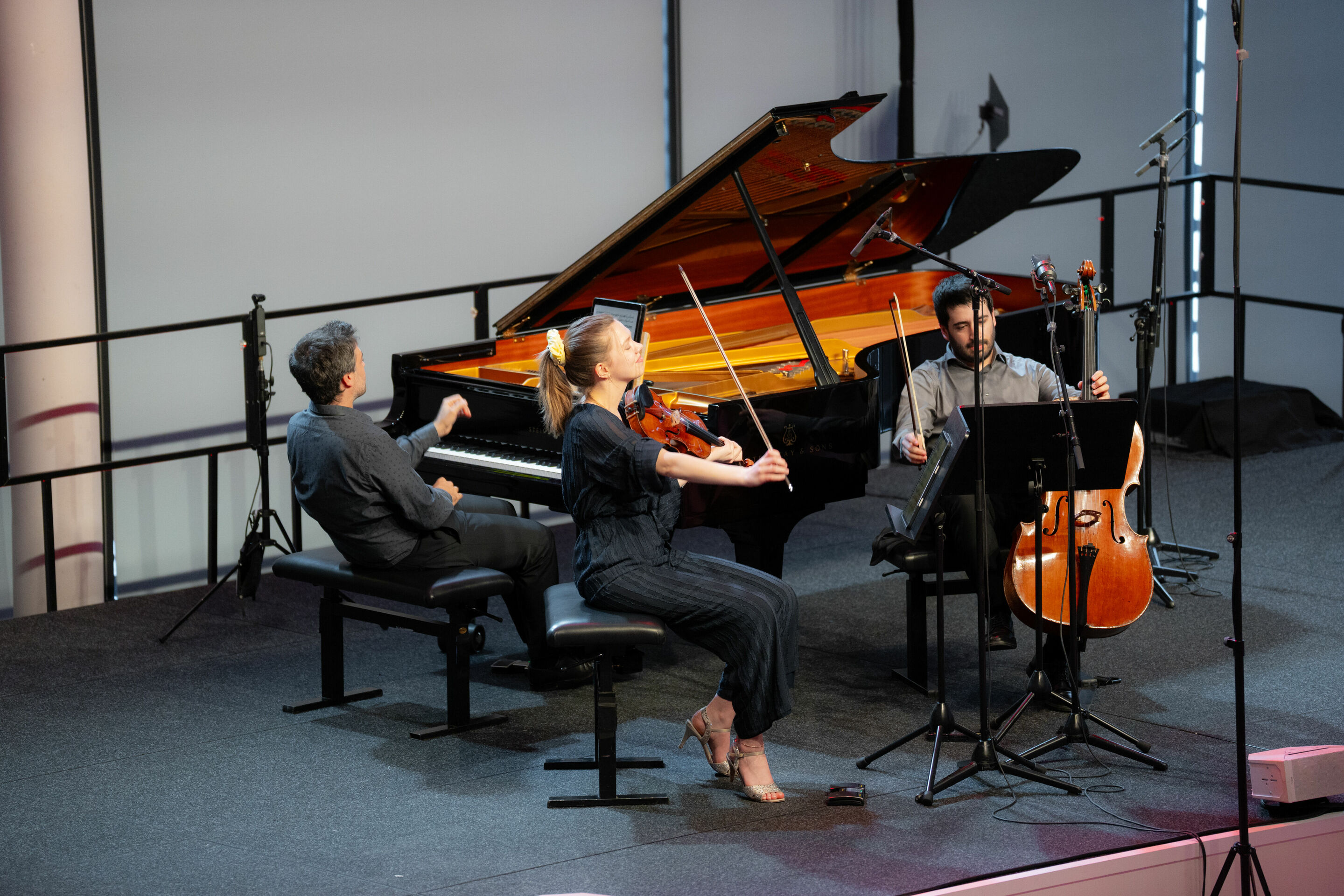 Audi Sommerkonzerte 2024 - Trio Orelon, Gewinner des ARD-Musikwettbewerbs 2023: Marco Sanna, Piano, Judith Stapf, Geige, und Arnau Rovira i Bascompte, Cello