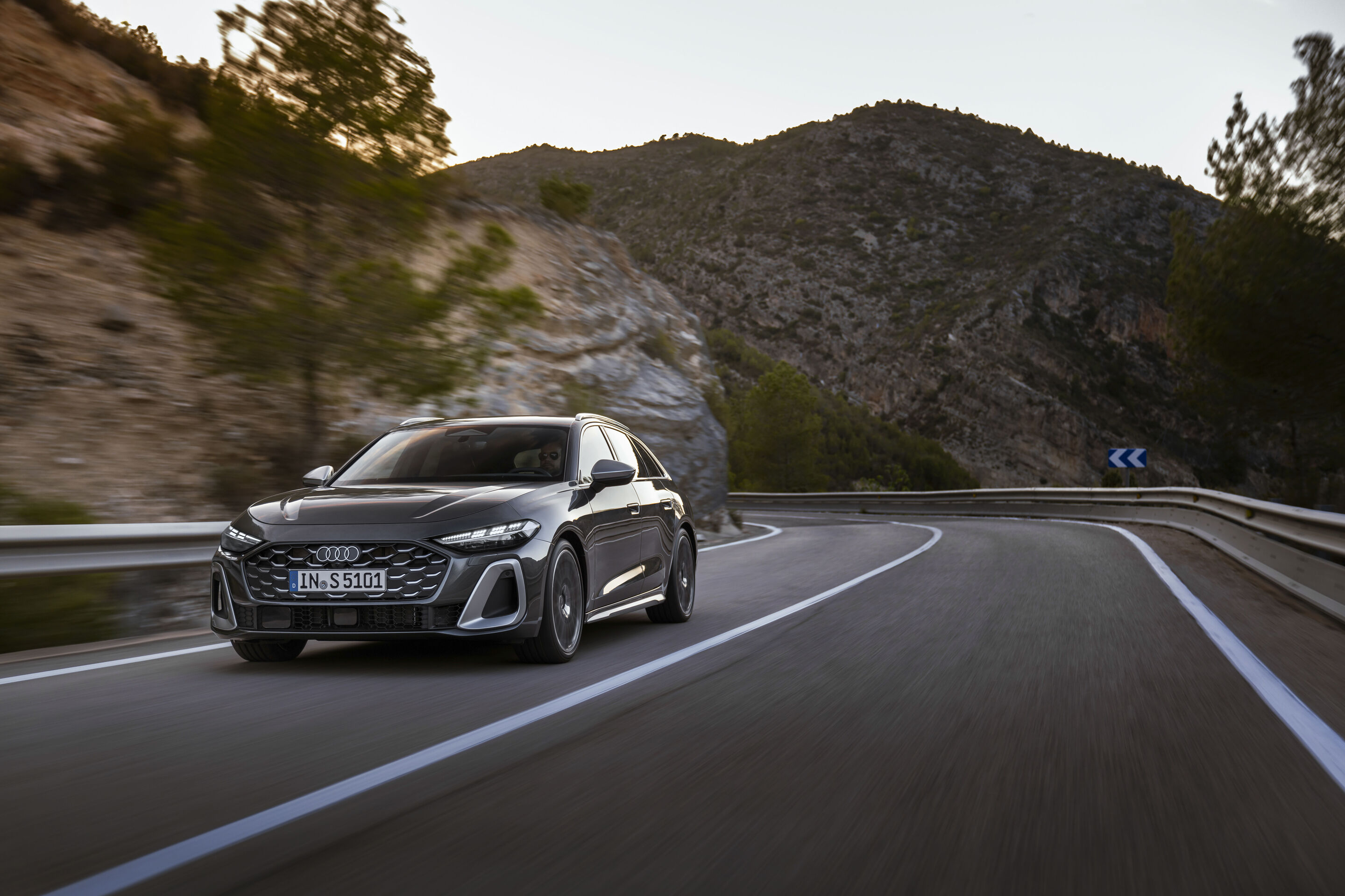 Audi S5 Avant - Fahraufnahme,
Farbe: Daytonagrau Perleffekt