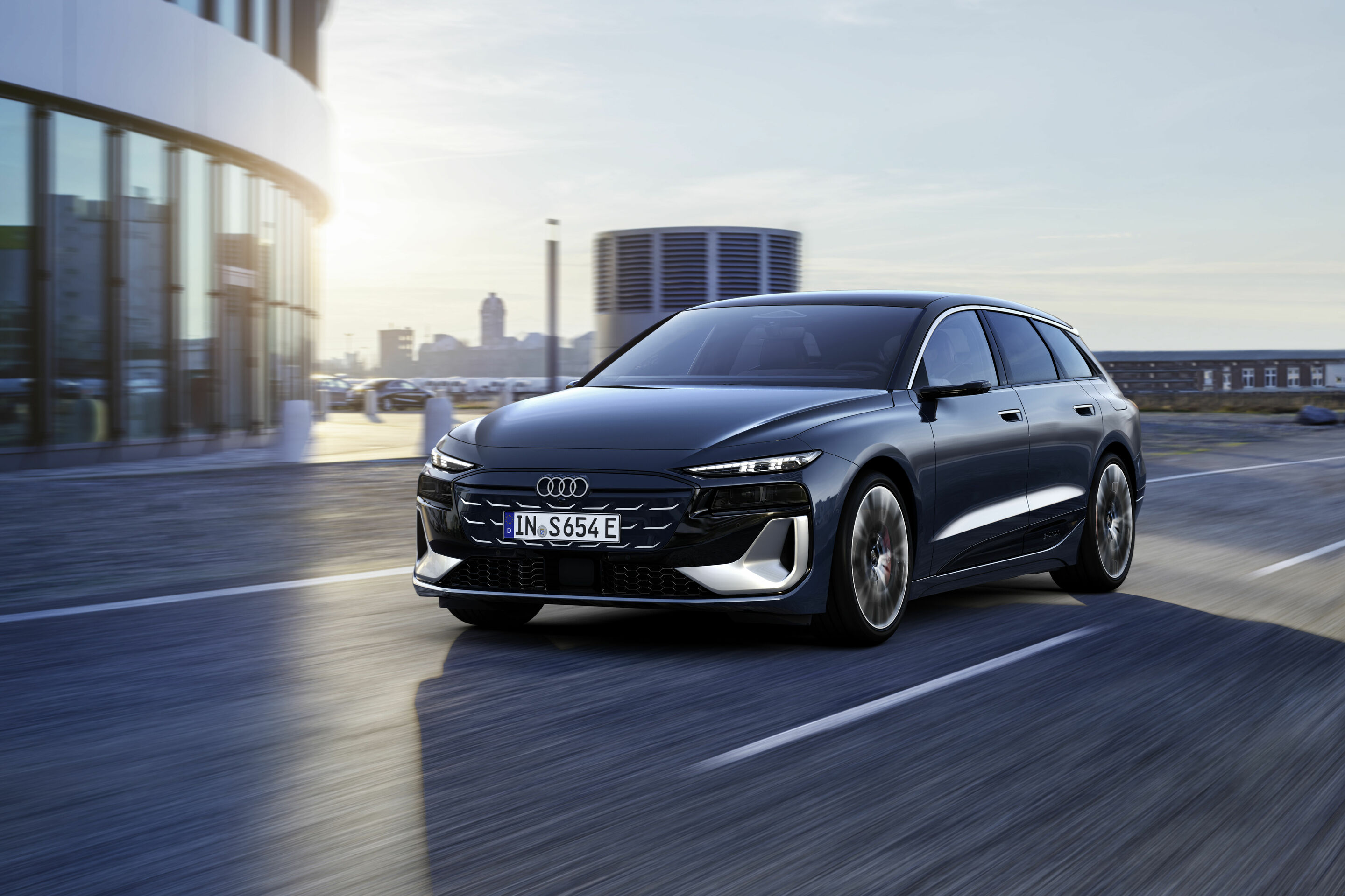 Audi S6 Avant e-tron - Fahraufnahme,
Farbe: Plasmablau Metallic