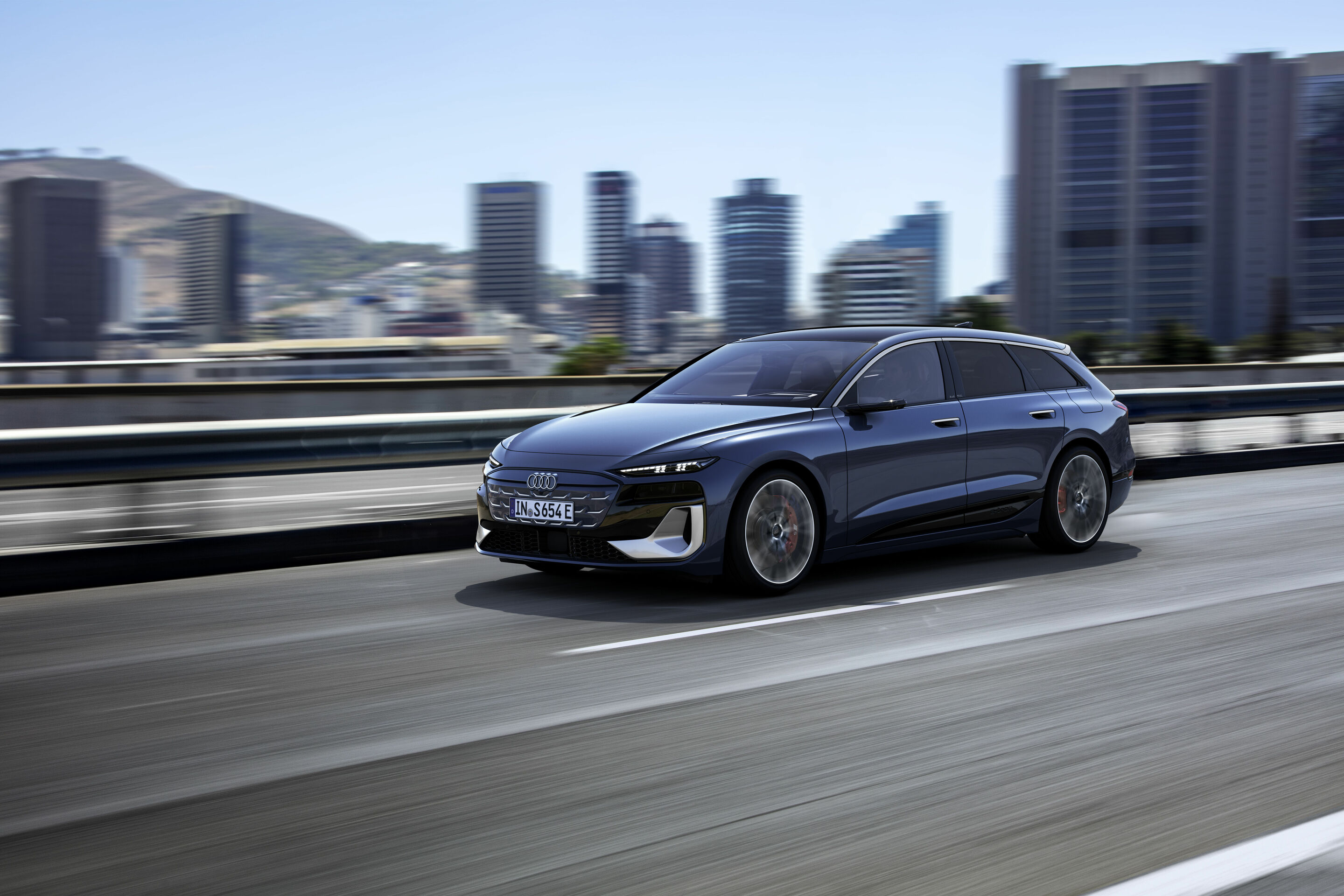 Audi S6 Avant e-tron - Fahraufnahme,
Farbe: Plasmablau Metallic