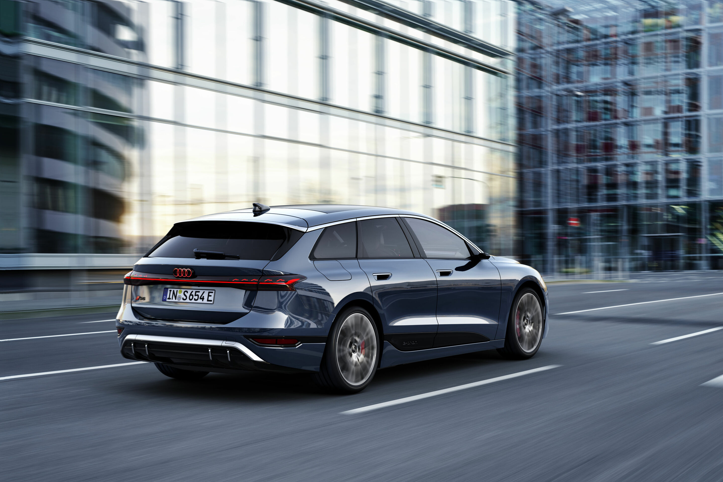 Audi S6 Avant e-tron - Fahraufnahme,
Farbe: Plasmablau Metallic