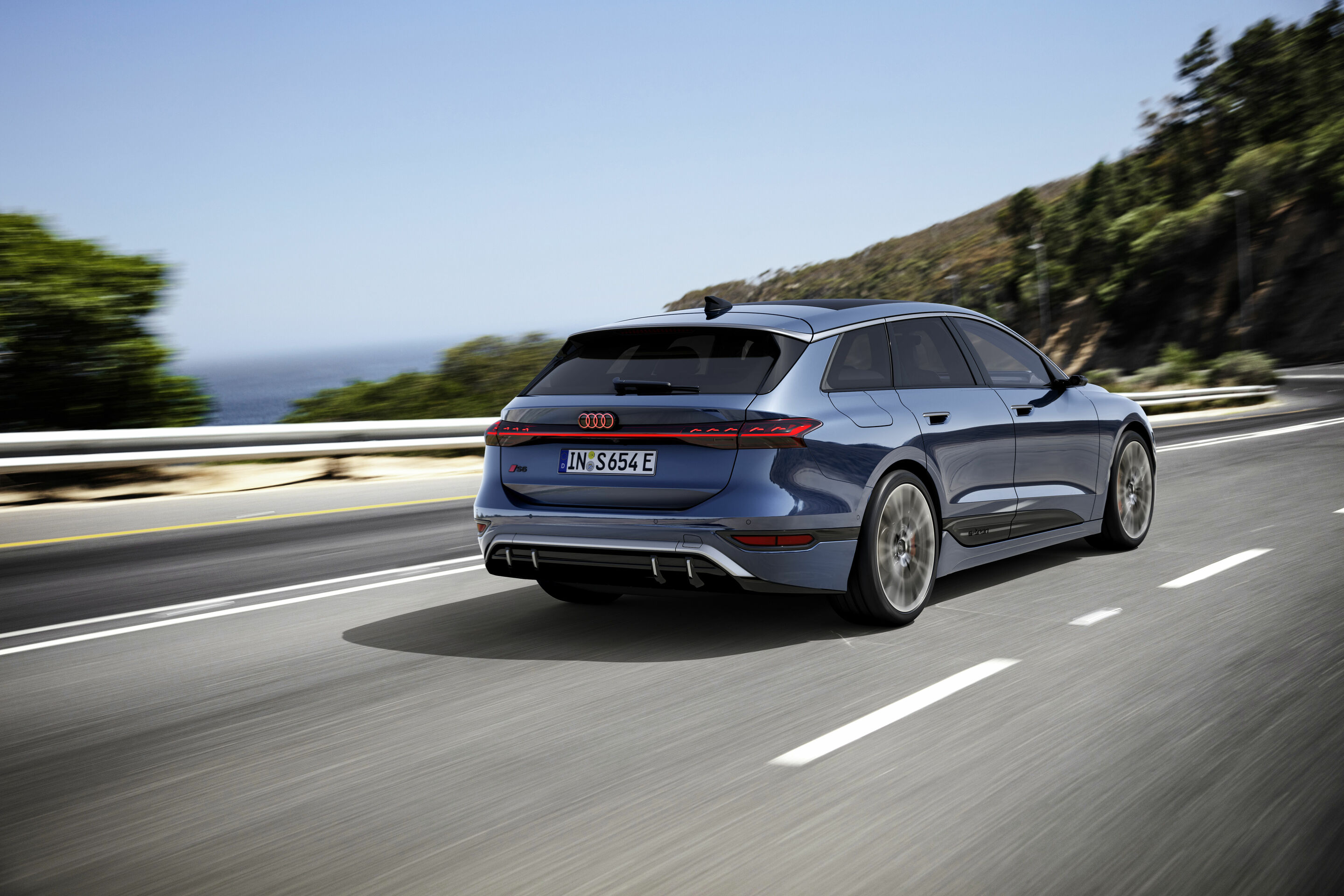 Audi S6 Avant e-tron - Fahraufnahme,
Farbe: Plasmablau Metallic