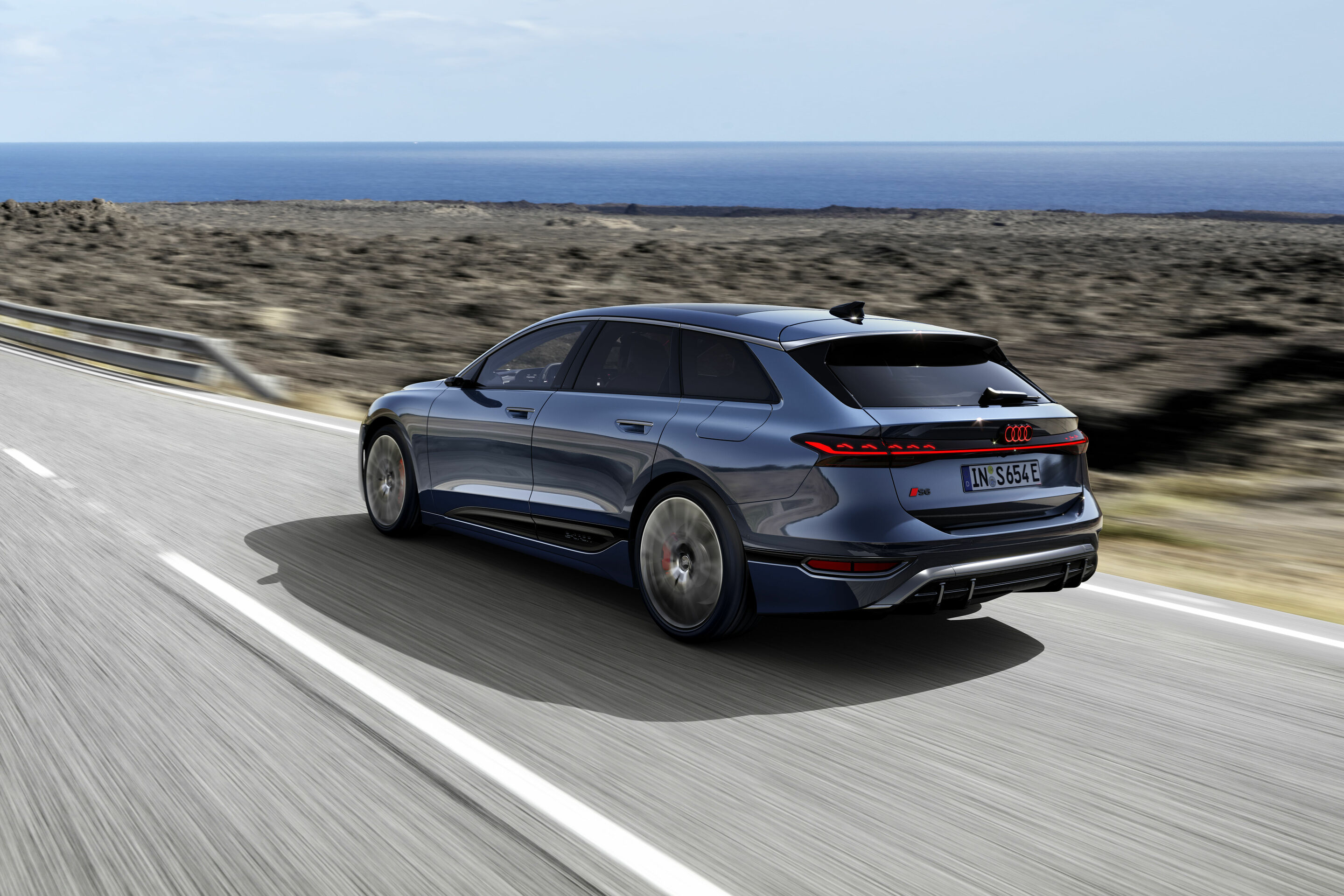 Audi S6 Avant e-tron - Dynamic photo,
Colour: Plasma blue metallic