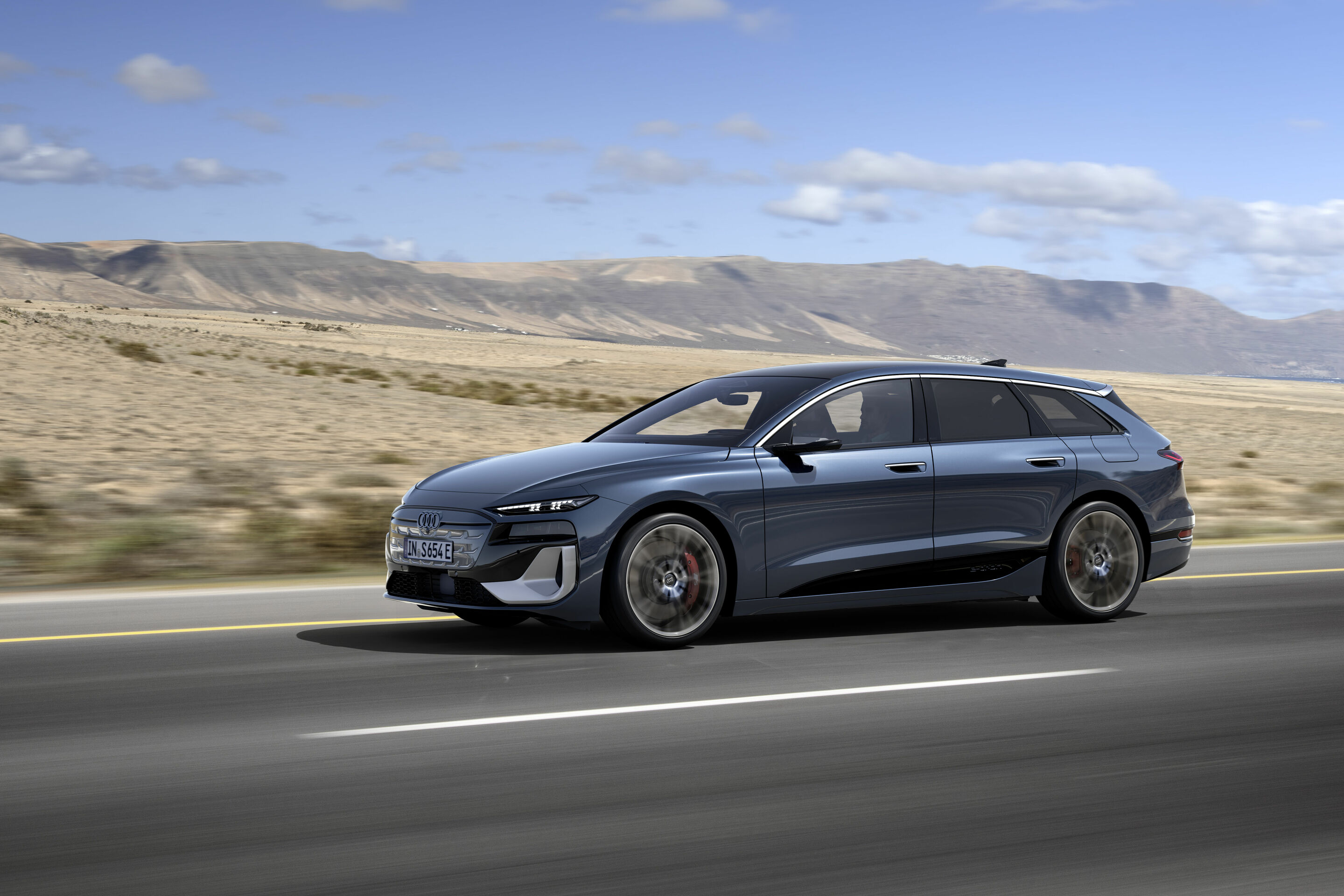 Audi S6 Avant e-tron - Fahraufnahme,
Farbe: Plasmablau Metallic