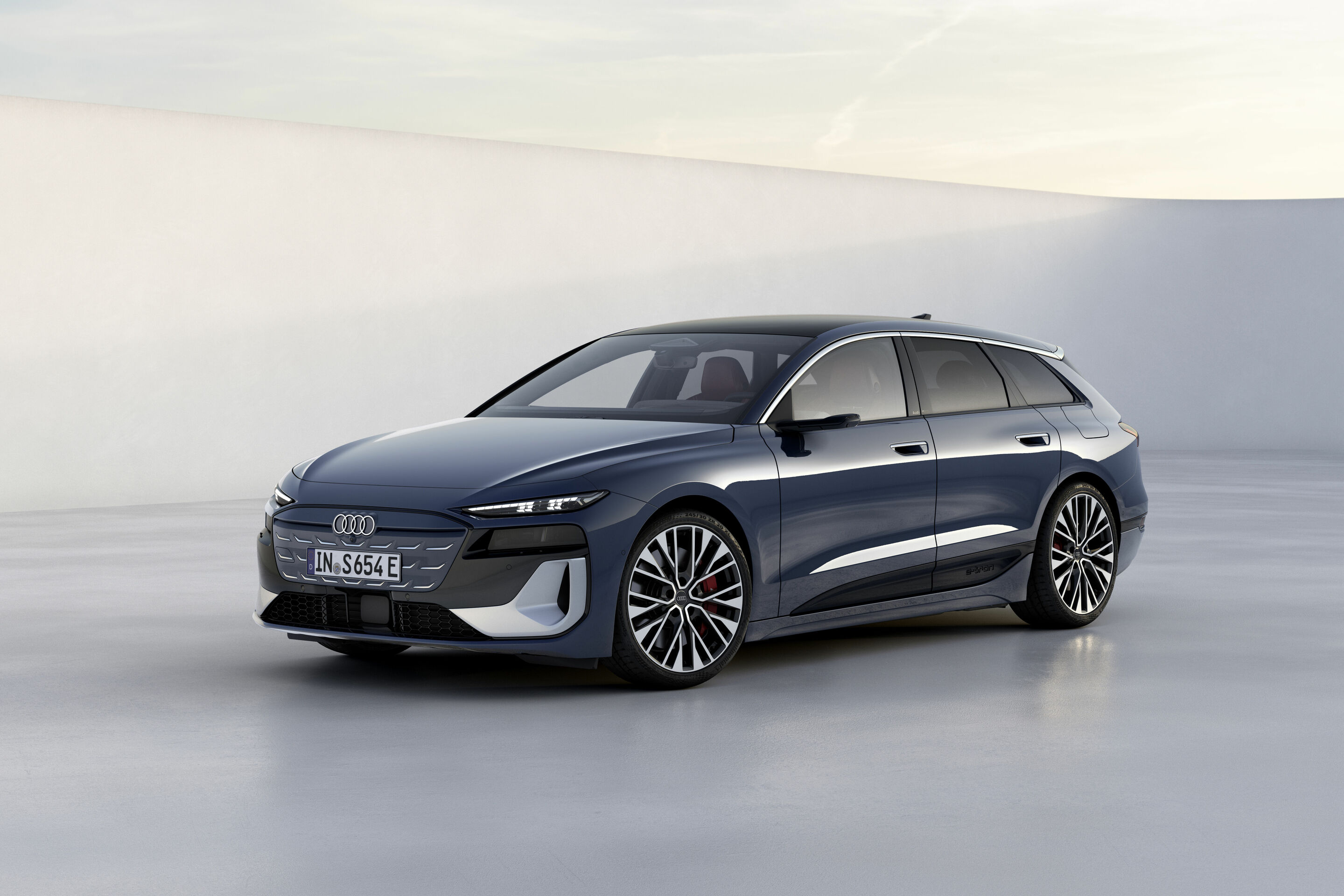 Audi S6 Avant e-tron - Standaufnahme,
Farbe: Plasmablau Metallic