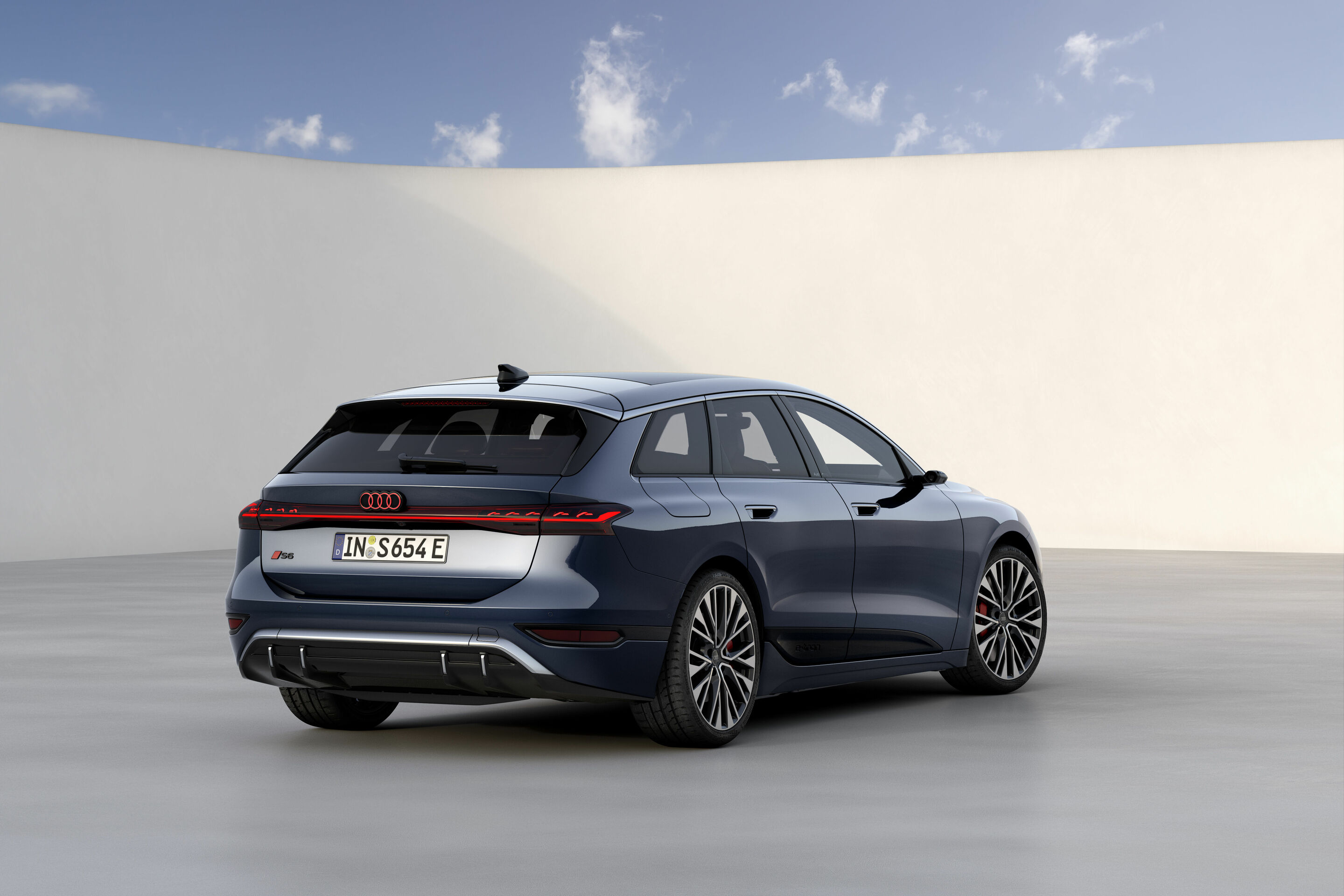 Audi S6 Avant e-tron - Standaufnahme,
Farbe: Plasmablau Metallic