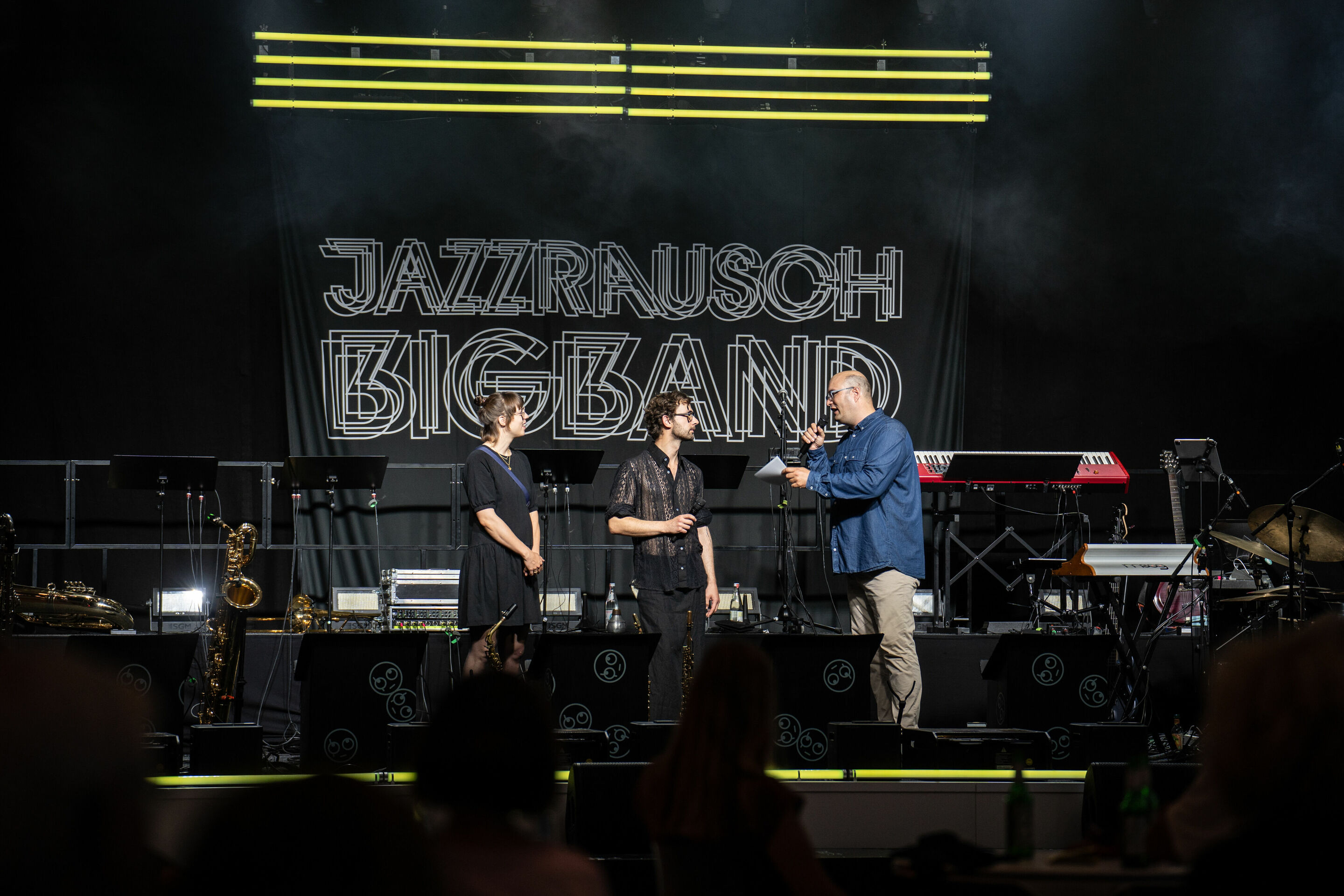 Audi Summer Concerts 2024 - Crossing borders: The Jazzrausch Bigband interprets Gustav Mahler and presents its anniversary program. On the right presenter Clemens Nicol from Bayerischer Rundfunk.