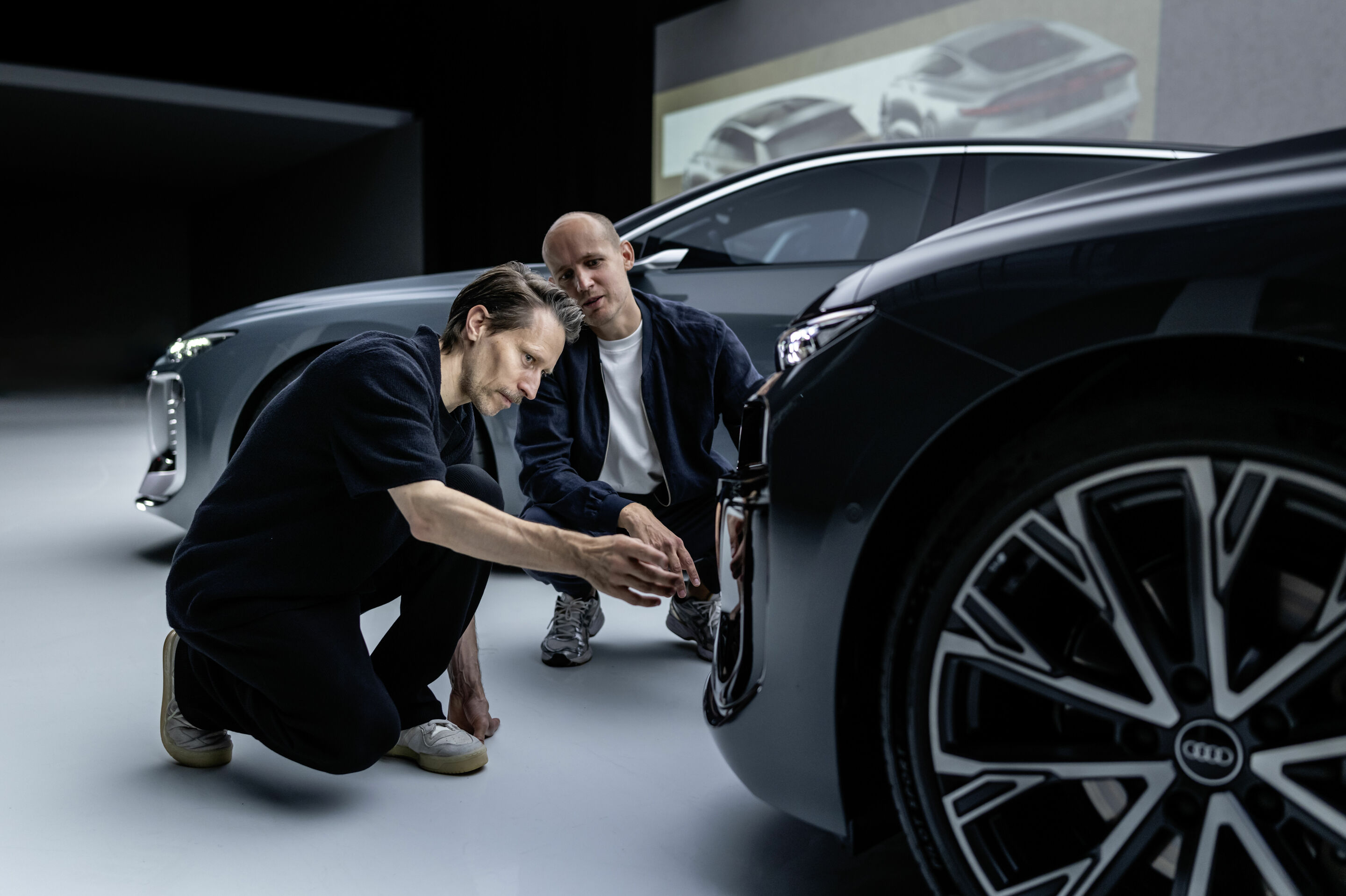 Audi A6 e-tron: So aufregend wie das Showcar - Exterieur-Designer Sascha Heyde und Wolf Seebers erzählen am Beispiel des Audi A6 e-tron, wie sie ihre emotionalen Konzepte in die Serie übersetzen.