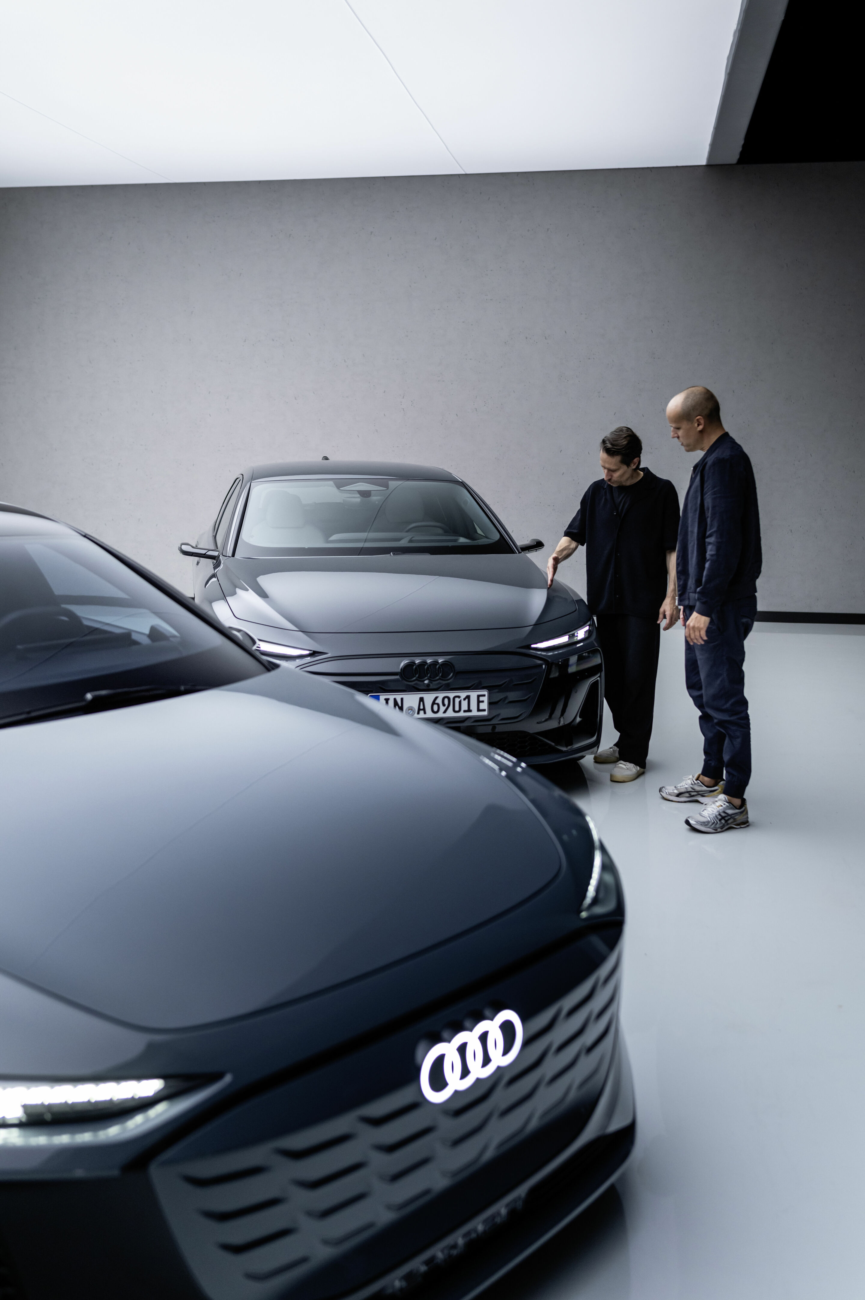 Audi A6 e-tron: So aufregend wie das Showcar - Exterieur-Designer Sascha Heyde und Wolf Seebers erzählen am Beispiel des Audi A6 e-tron, wie sie ihre emotionalen Konzepte in die Serie übersetzen.