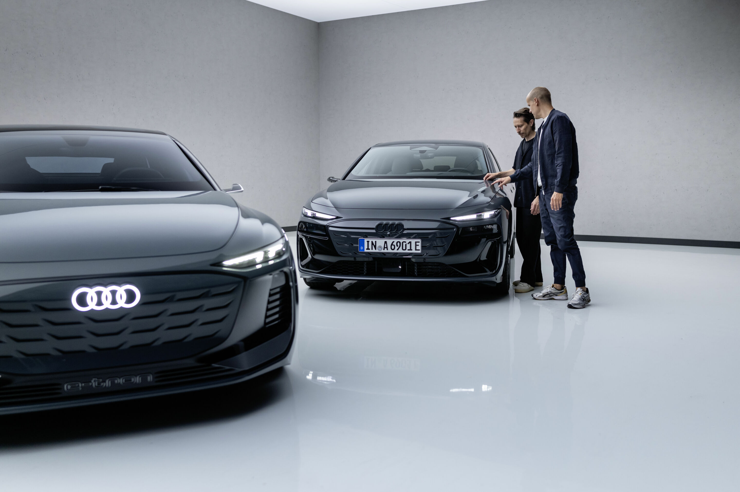 Audi A6 e-tron: So aufregend wie das Showcar - Exterieur-Designer Sascha Heyde und Wolf Seebers erzählen am Beispiel des Audi A6 e-tron, wie sie ihre emotionalen Konzepte in die Serie übersetzen.
