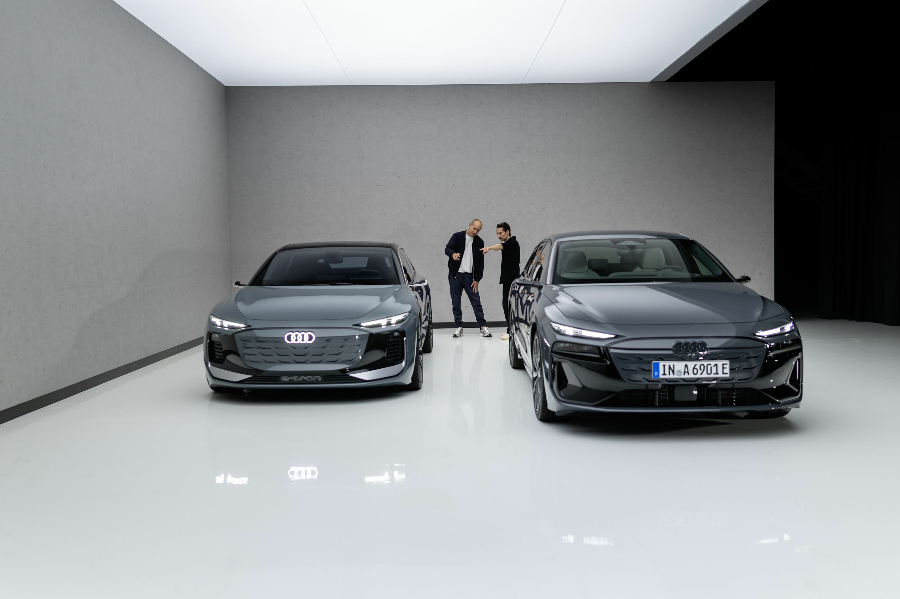 Audi A6 e-tron: So aufregend wie das Showcar - Exterieur-Designer Sascha Heyde und Wolf Seebers erzählen am Beispiel des Audi A6 e-tron, wie sie ihre emotionalen Konzepte in die Serie übersetzen.