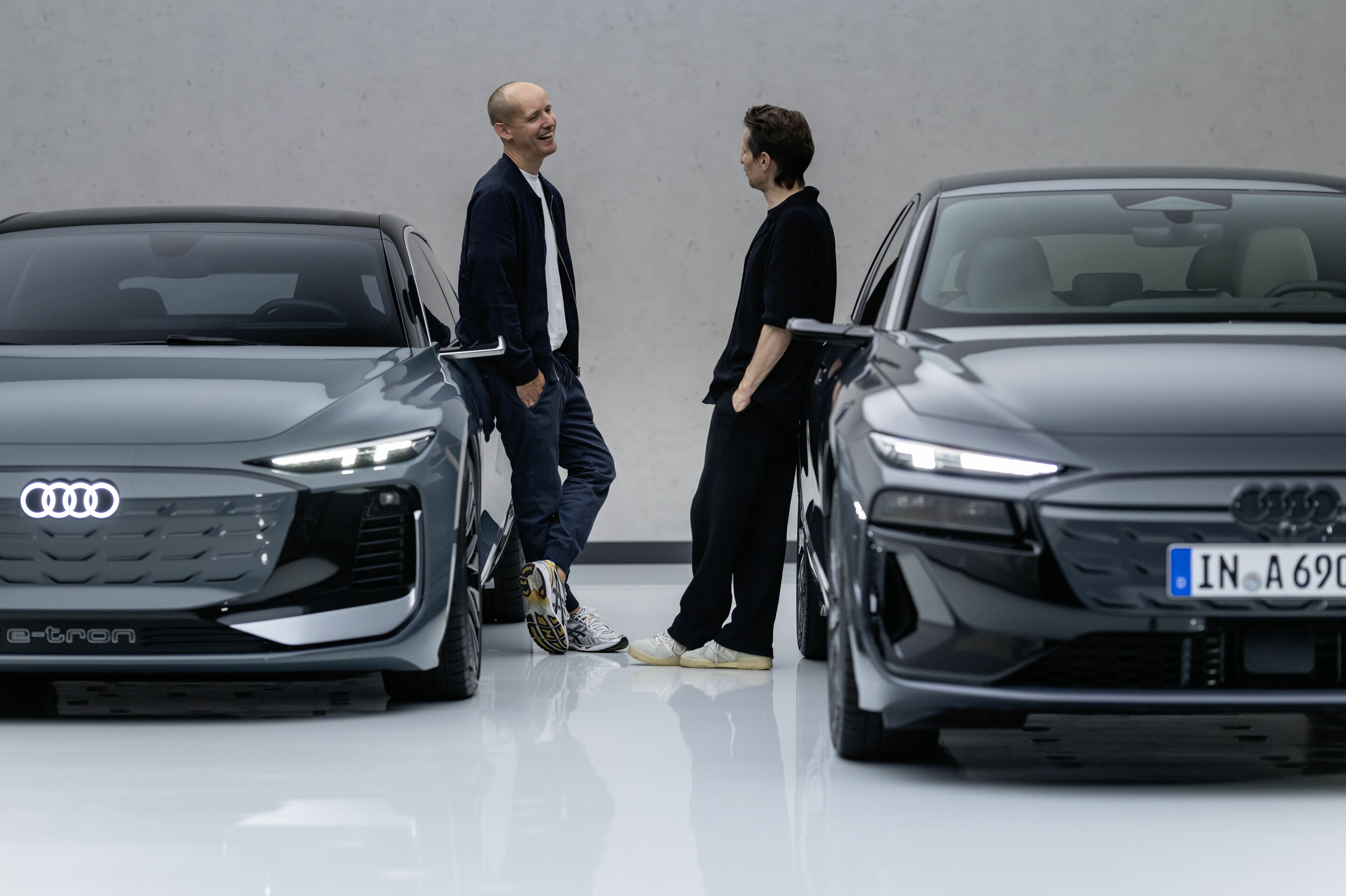 Audi A6 e-tron: So aufregend wie das Showcar - Exterieur-Designer Wolf Seebers (li.) und Sascha Heyde (re.) sprechen über die Entwicklung des Designs für die Audi A6 e-tron Baureihe.
