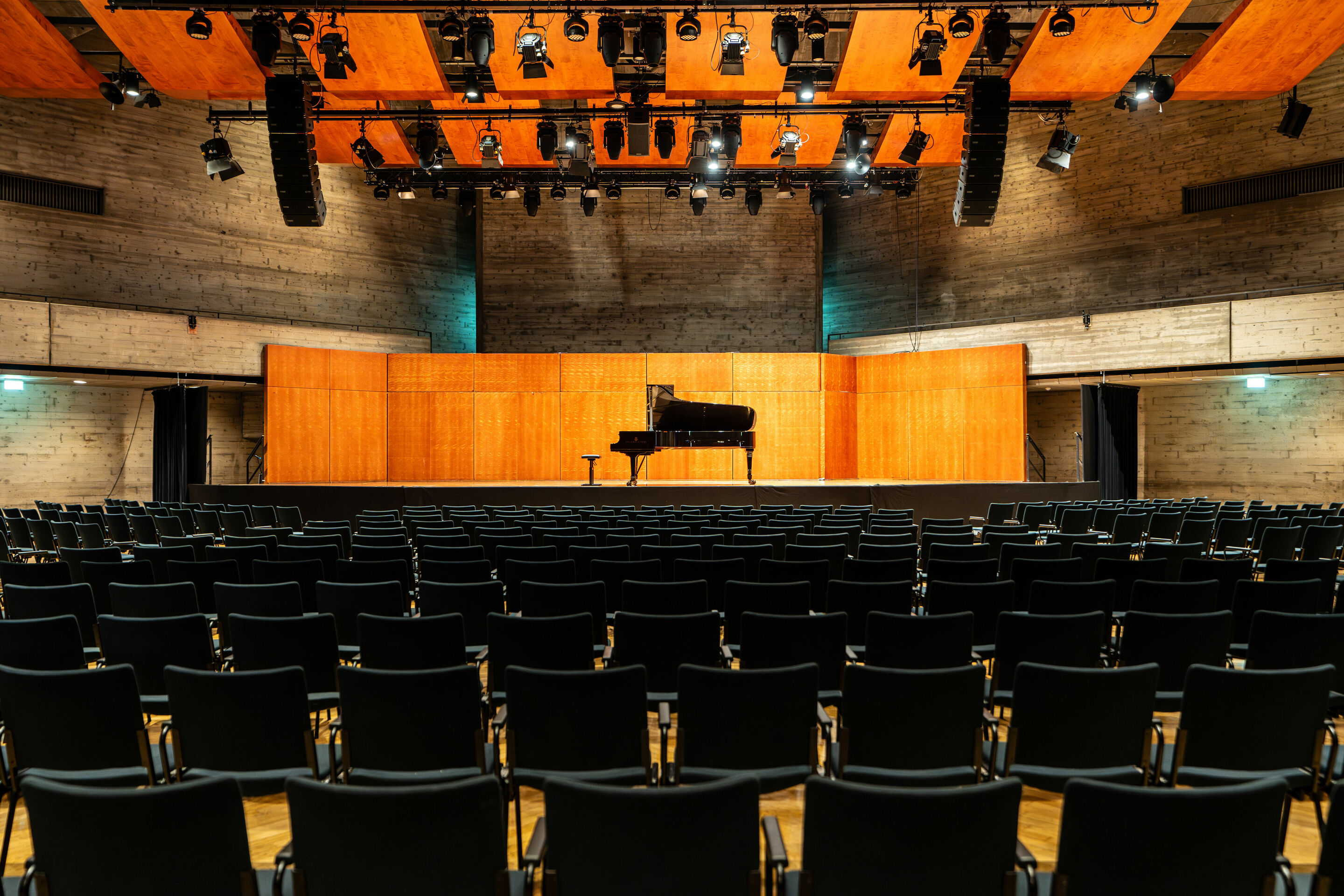 Audi Summer Concerts 2024 - Solo recital with pianist Grigory Sokolov: the Ingolstadt Festival Hall before the concert begins