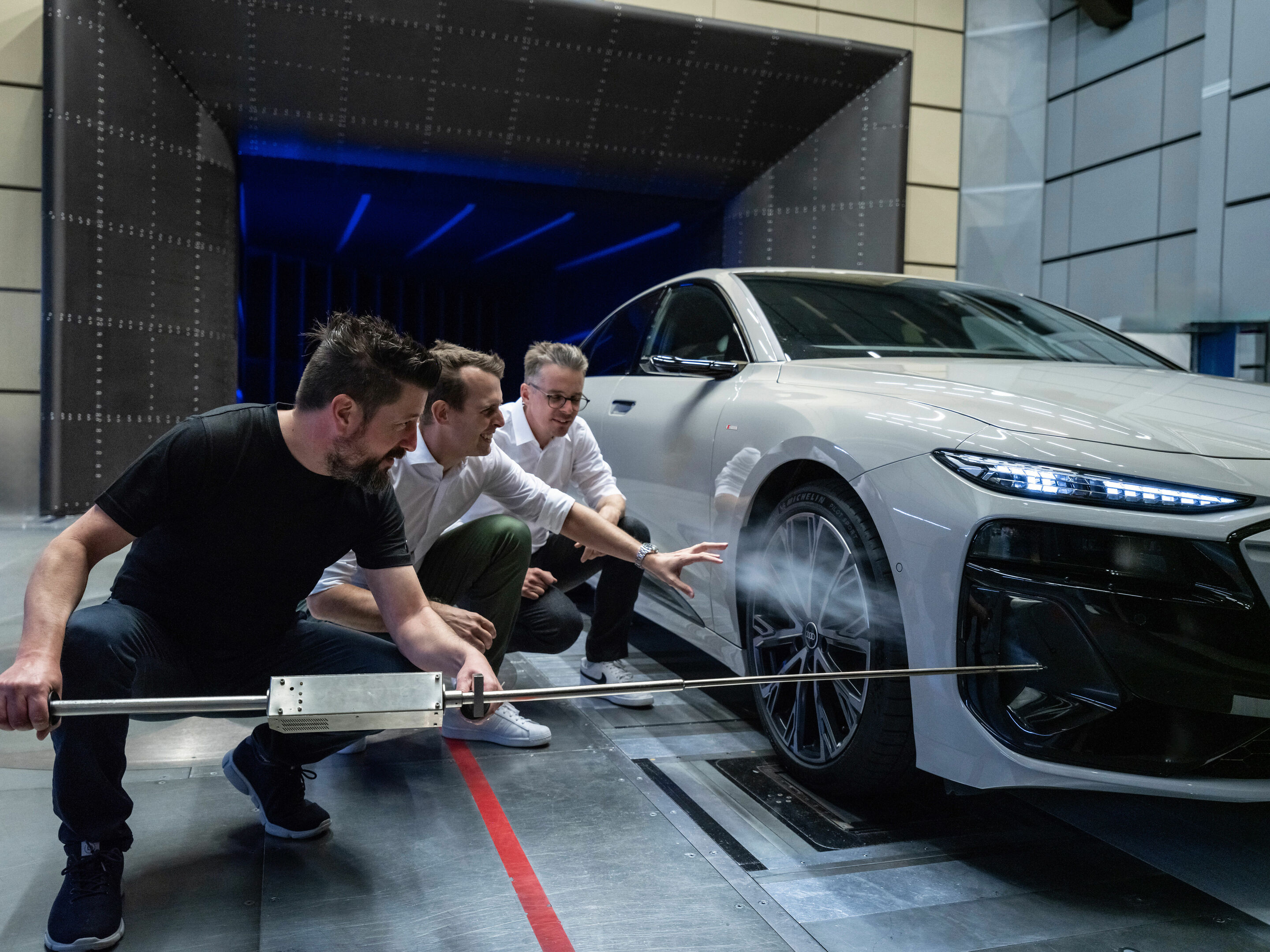 Teamwork: Akribische Detailarbeit an der Aerodynamik des Audi A6 Sportback e-tron - Teamwork: Akribische Detailarbeit an der Aerodynamik des Audi A6 Sportback e-tron.