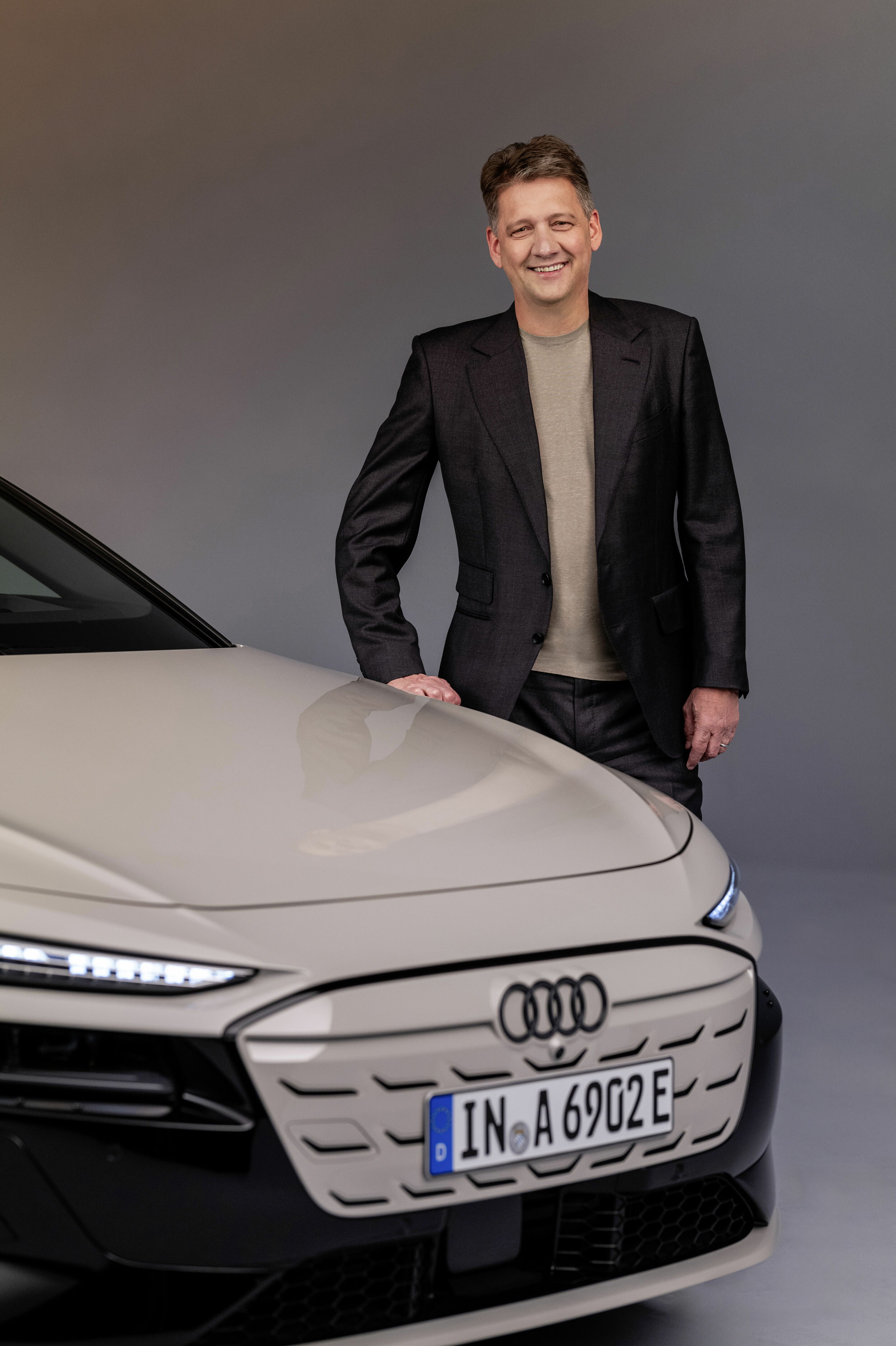 Gernot Döllner, CEO of AUDI AG, beside the new A6 Sportback e-tron - Gernot Döllner, CEO of AUDI AG, beside the new A6 Sportback e-tron.