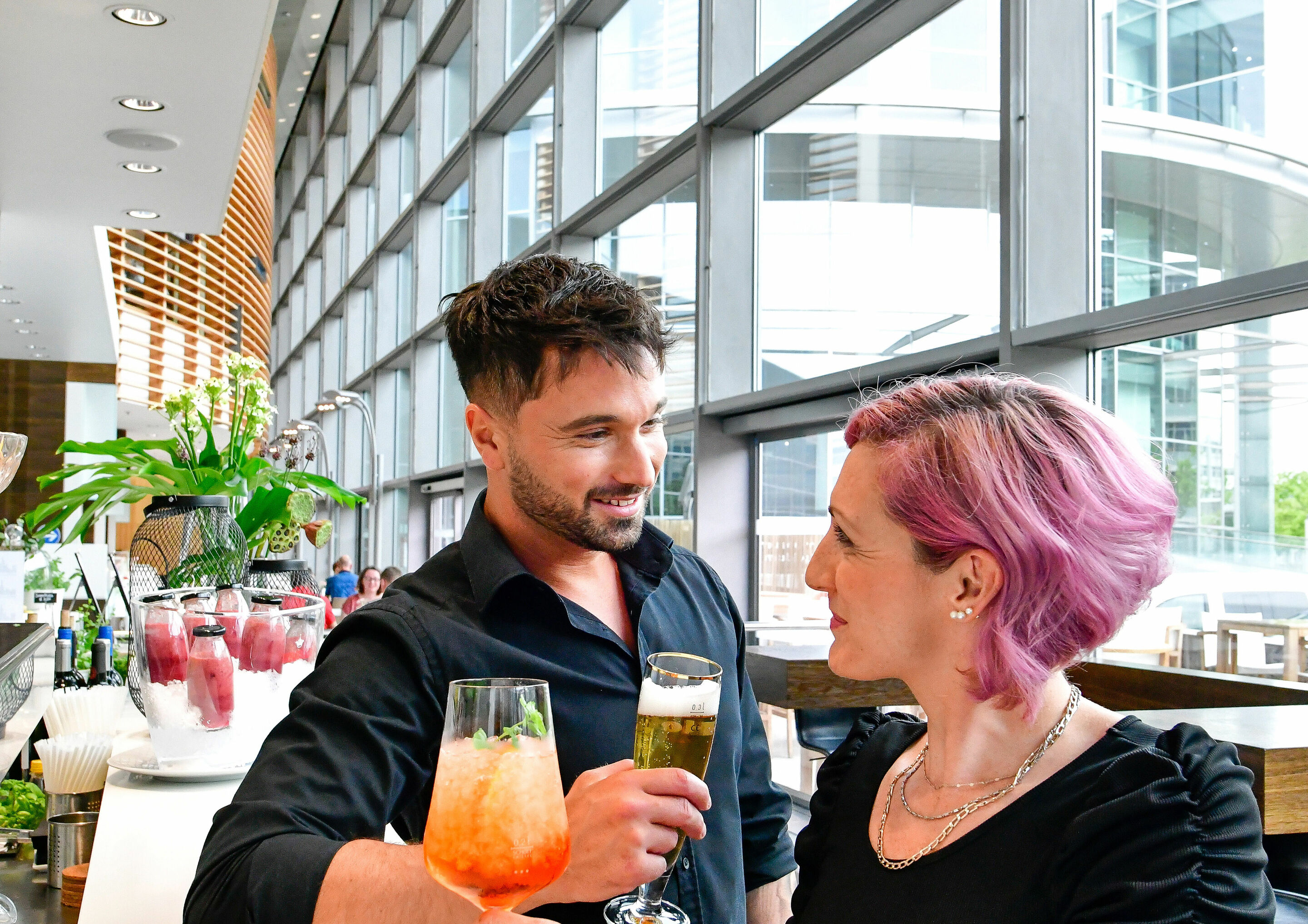 Happy Hour: Getränke zum halben Preis - Ob Bier, Cocktail, Kaffee oder Wasser: Zur Happy Hour kosten alle Getränke nur die Hälfte.