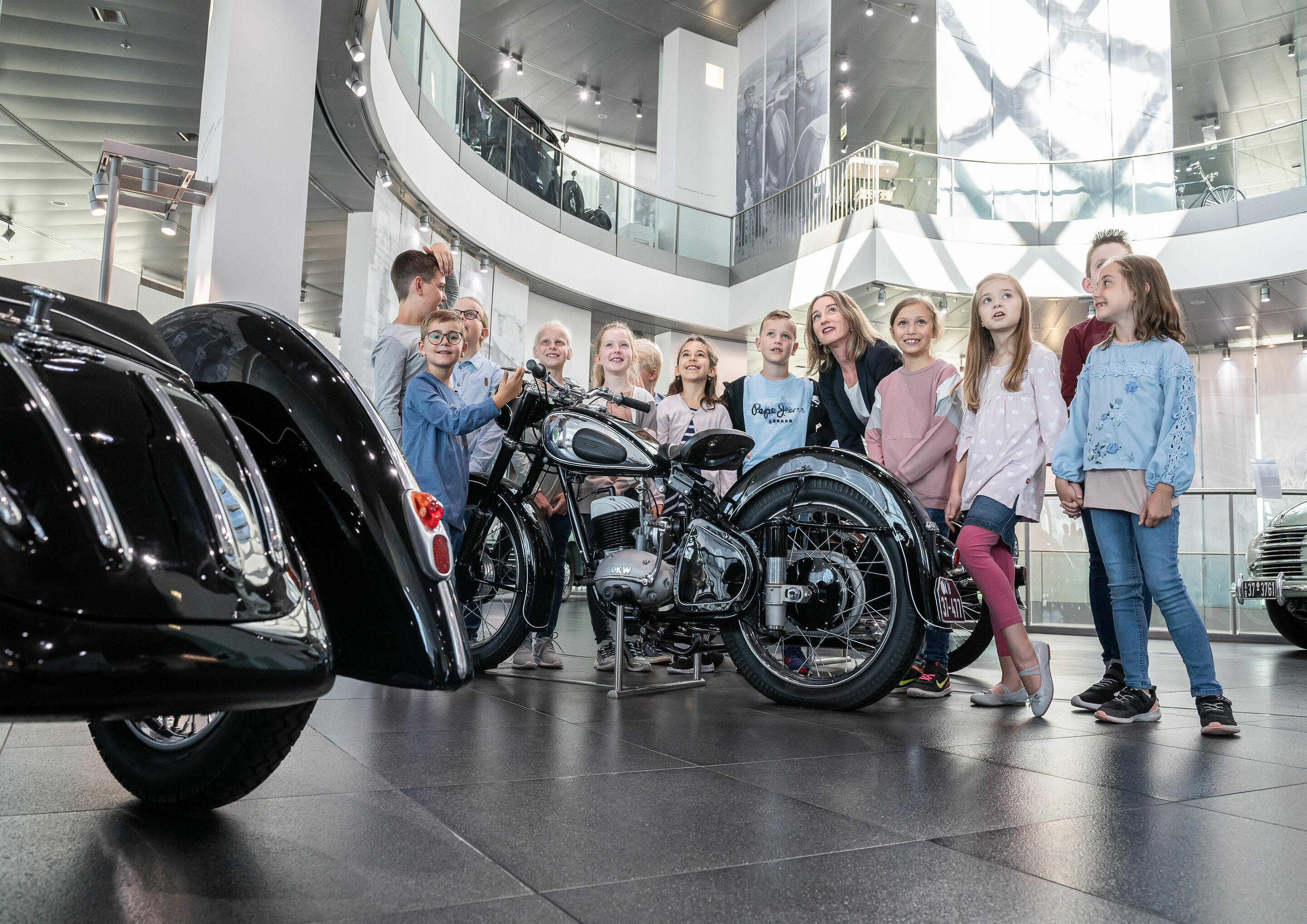 Kinder entdecken Welt der Bionik - Beim Erlebnisprogramm „Bionik – Leichtbau für kleine Forscher“ tauchen Kinder in die faszinierende Welt der Bionik ein.