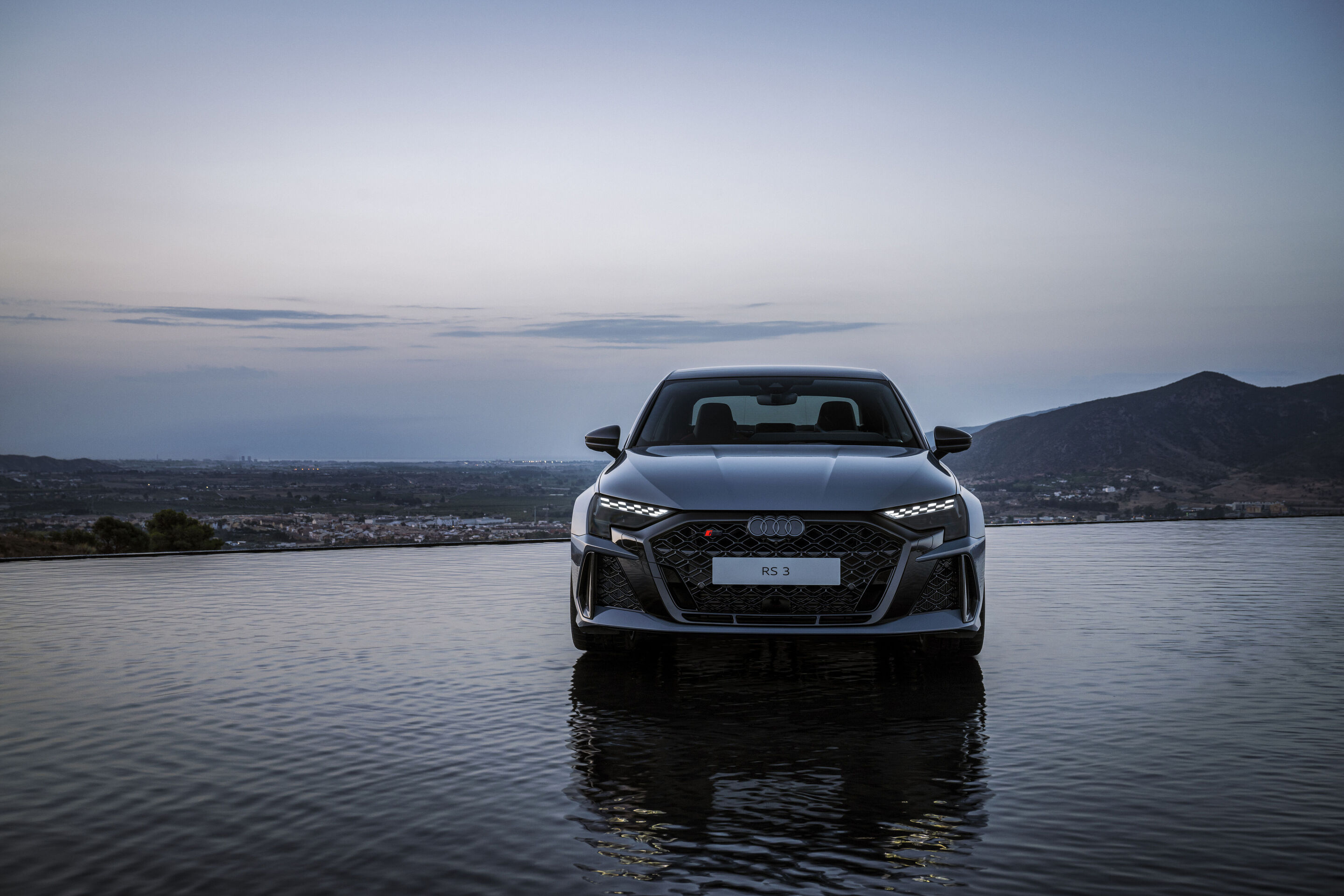 Audi RS 3 Limousine - Standaufnahme,
Farbe: Kemoragrau