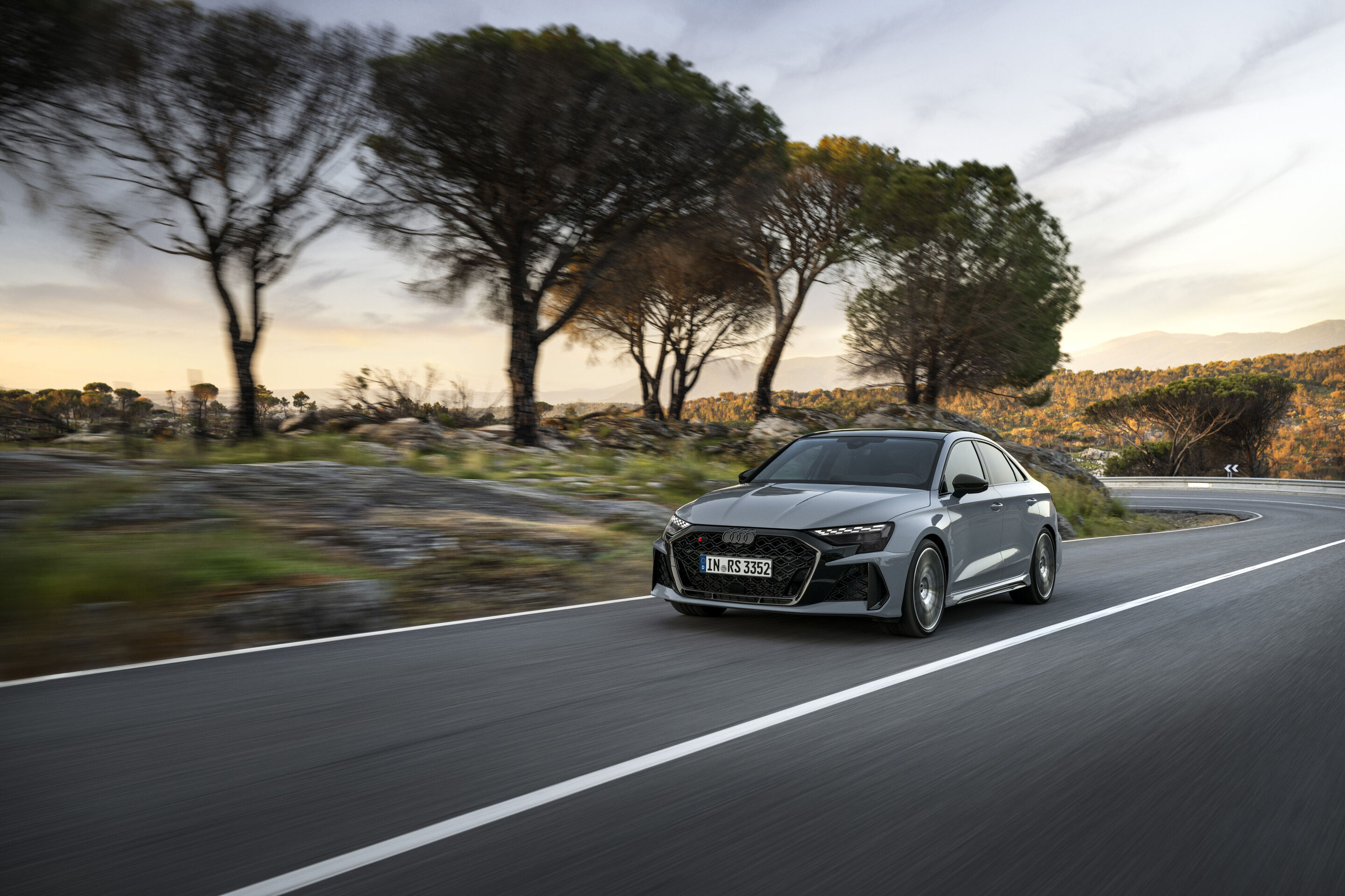 Audi RS 3 Limousine - Fahraufnahme,
Farbe: Kemoragrau