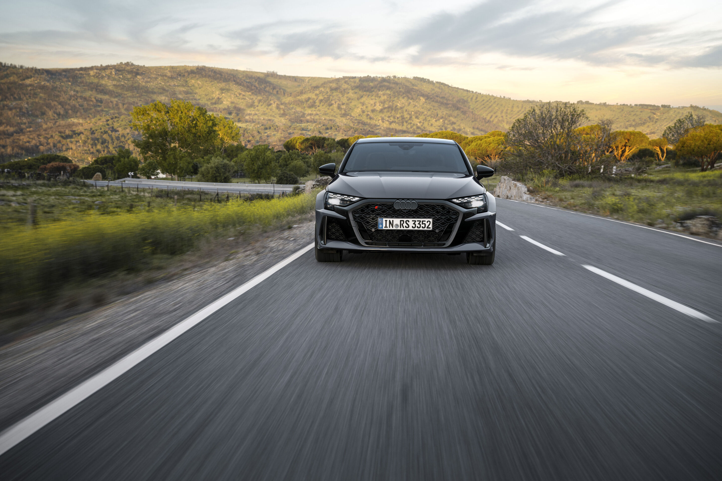 Audi RS 3 Limousine - Fahraufnahme,
Farbe: Kemoragrau