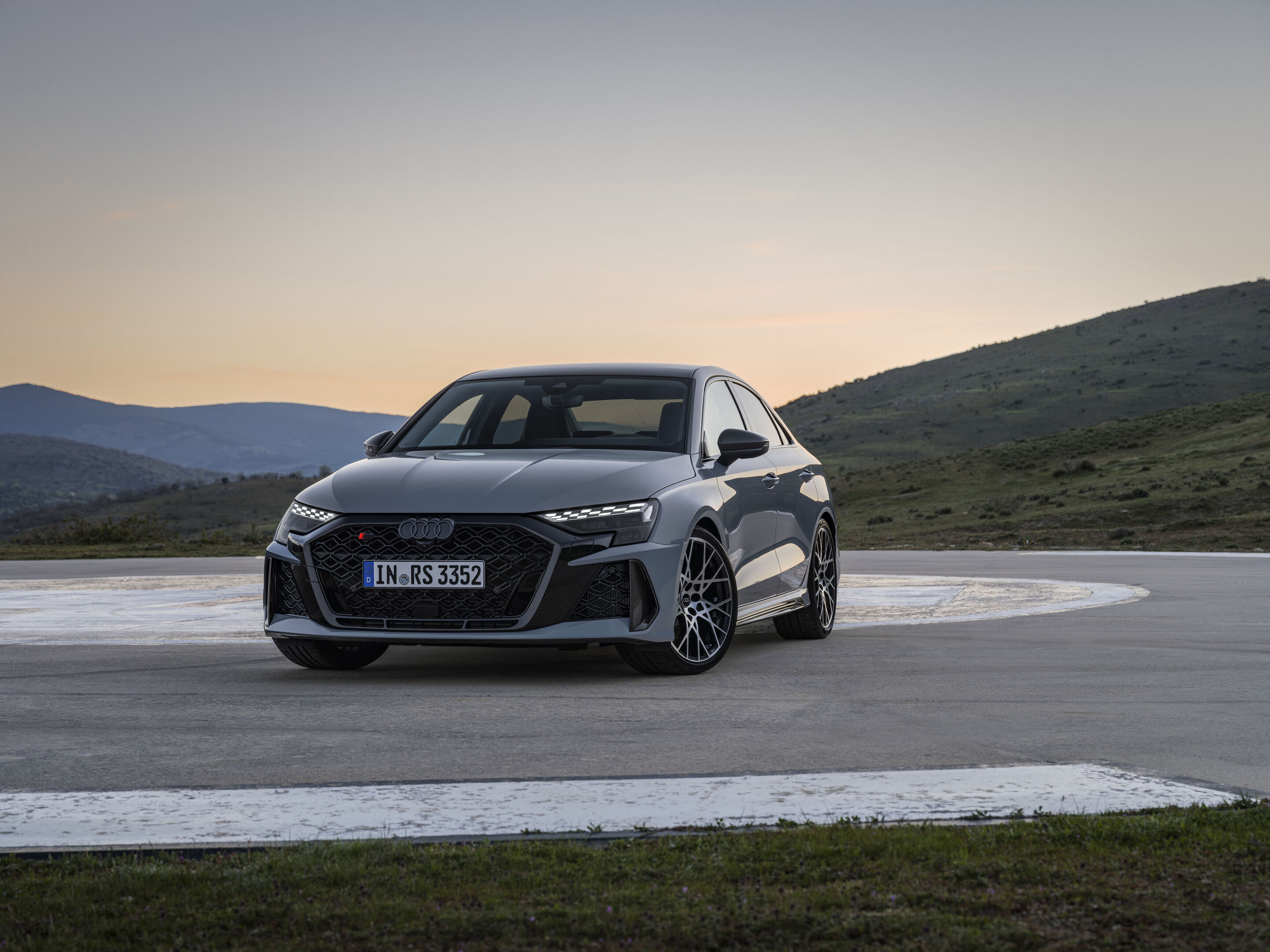 Audi RS 3 Limousine - Standaufnahme,
Farbe: Kemoragrau
