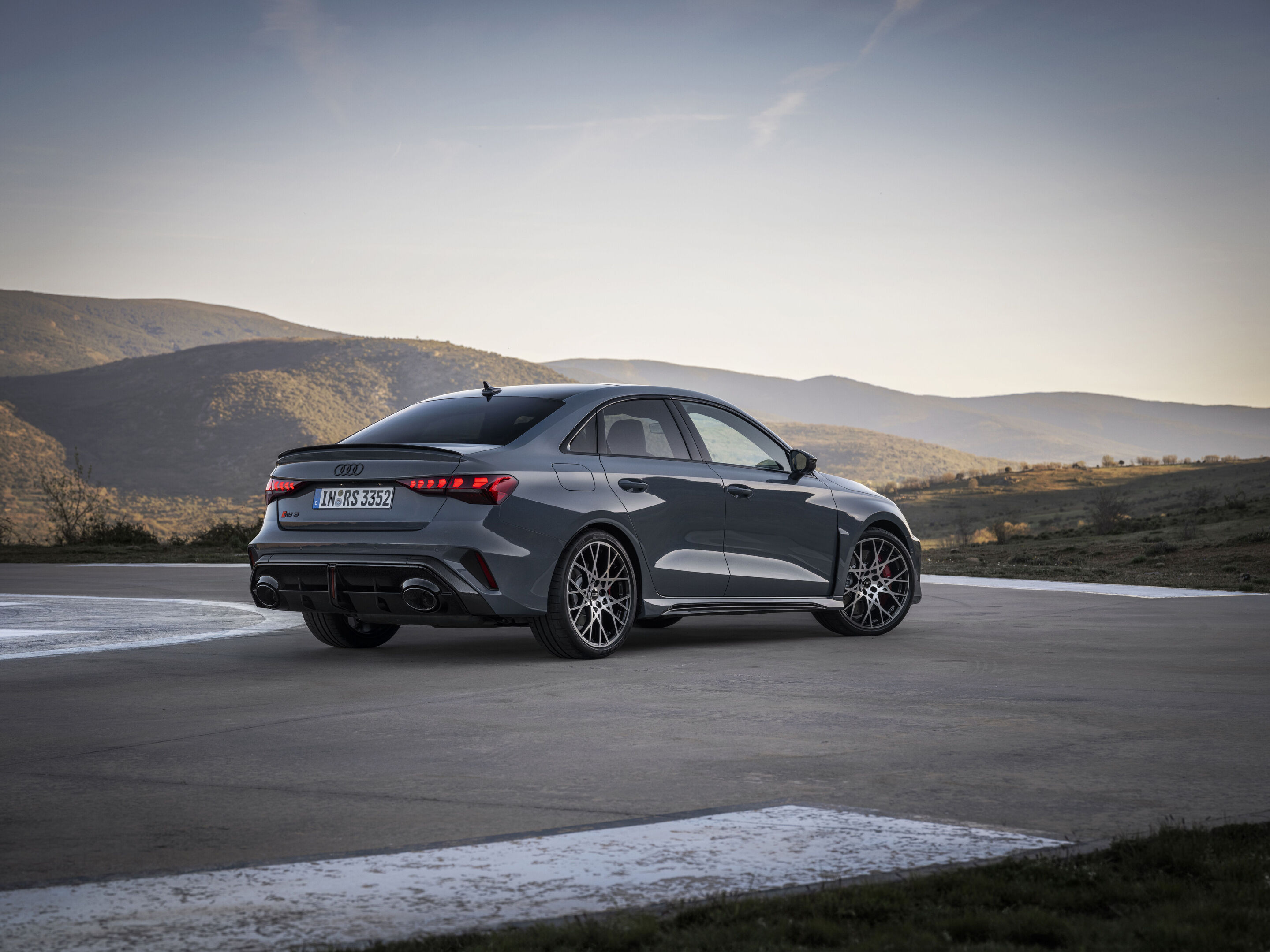 Audi RS 3 Limousine - Standaufnahme,
Farbe: Kemoragrau