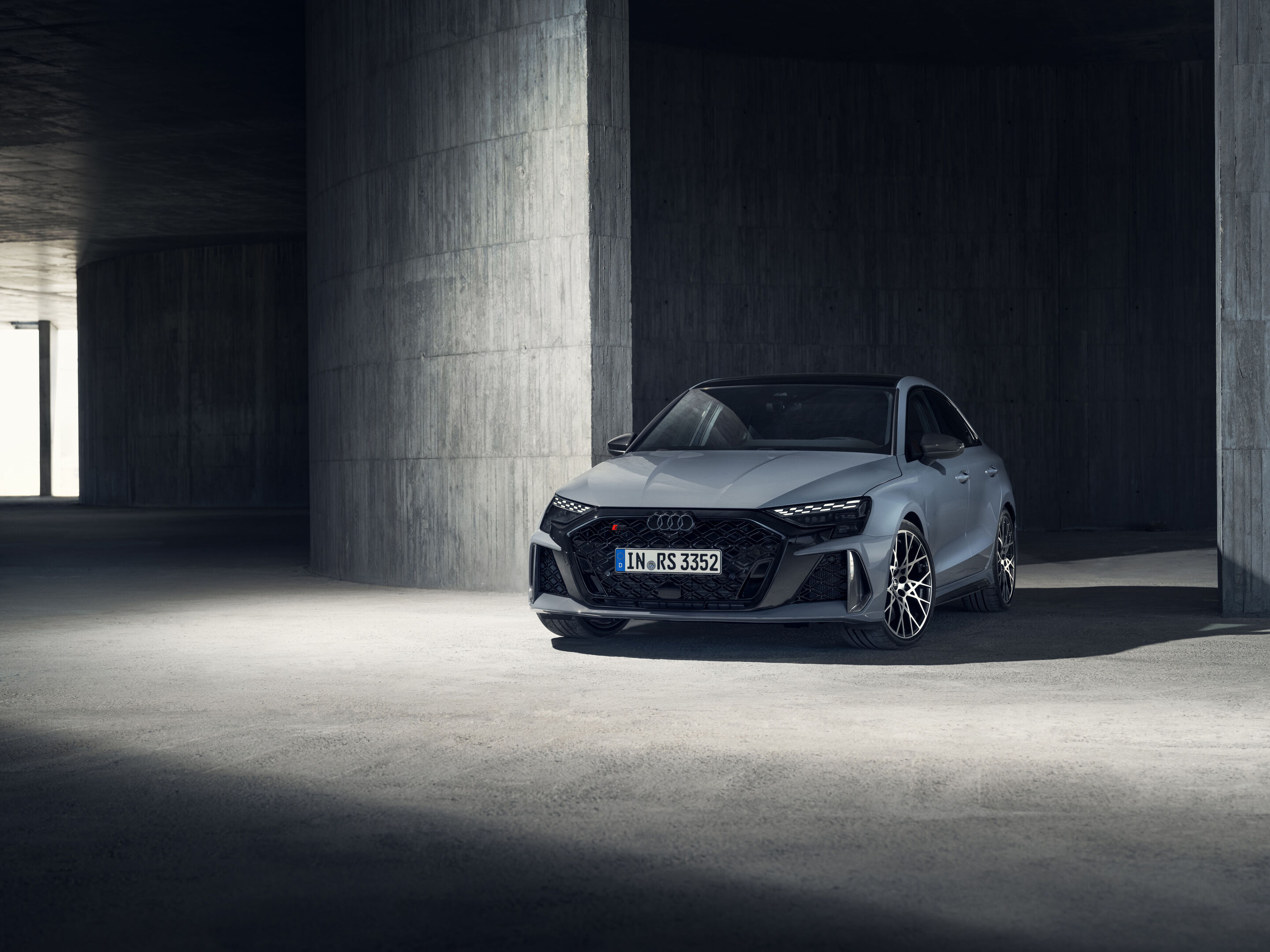 Audi RS 3 Limousine - Standaufnahme,
Farbe: Kemoragrau