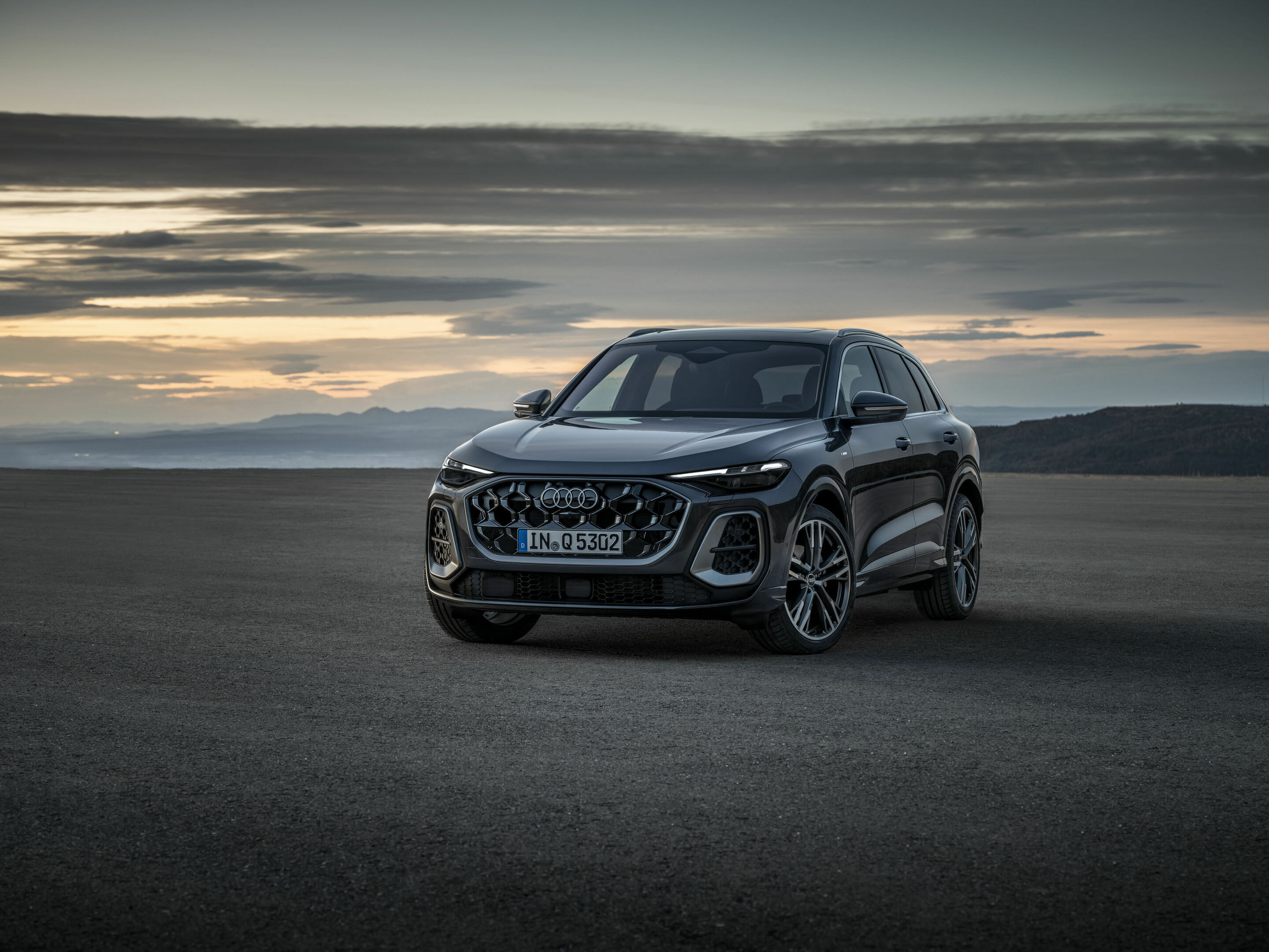 Audi Q5 SUV - Static photo,
Colour: Tambora grey metallic