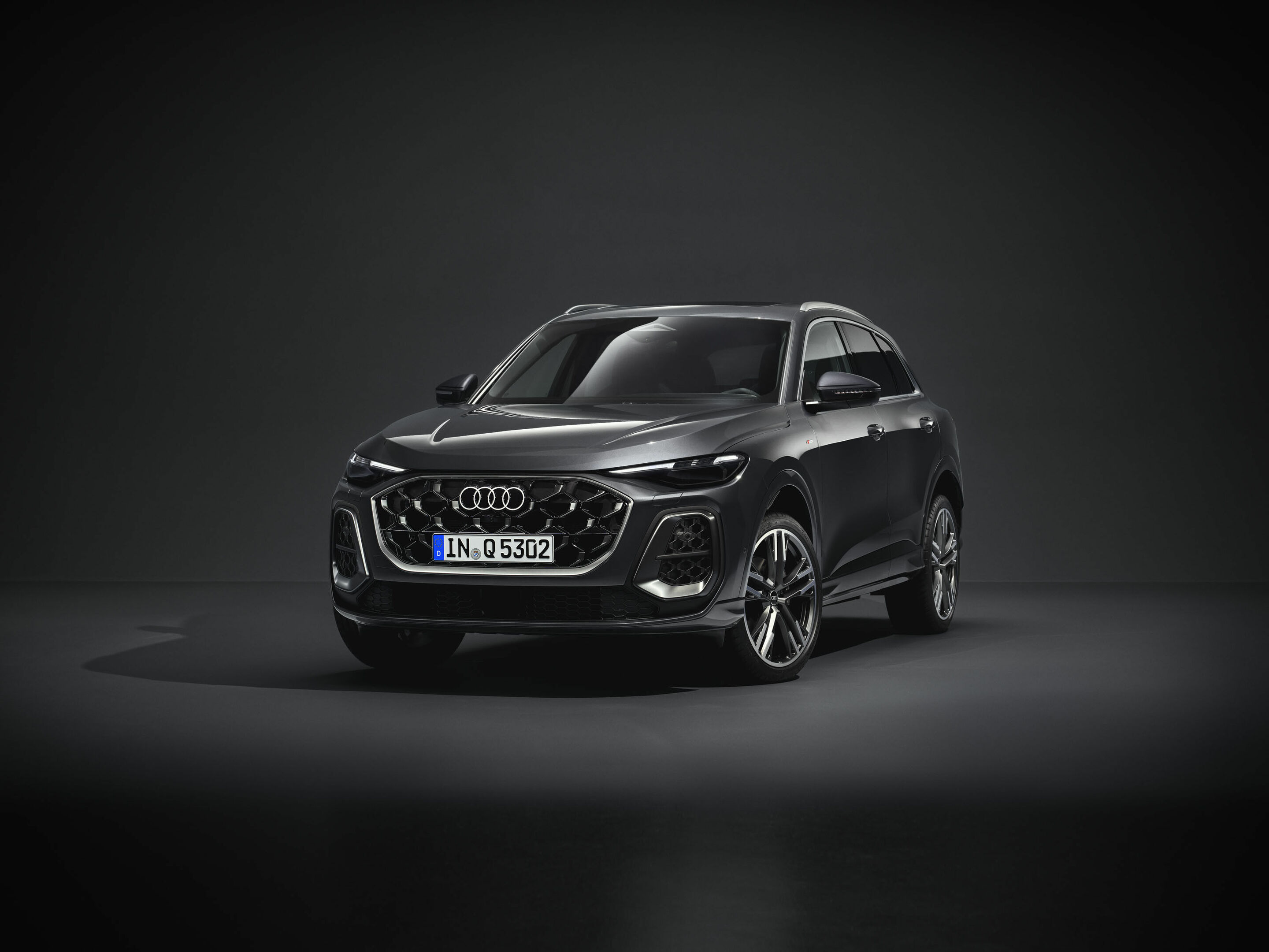 Audi Q5 SUV - Static photo,
Colour: Tambora grey metallic
