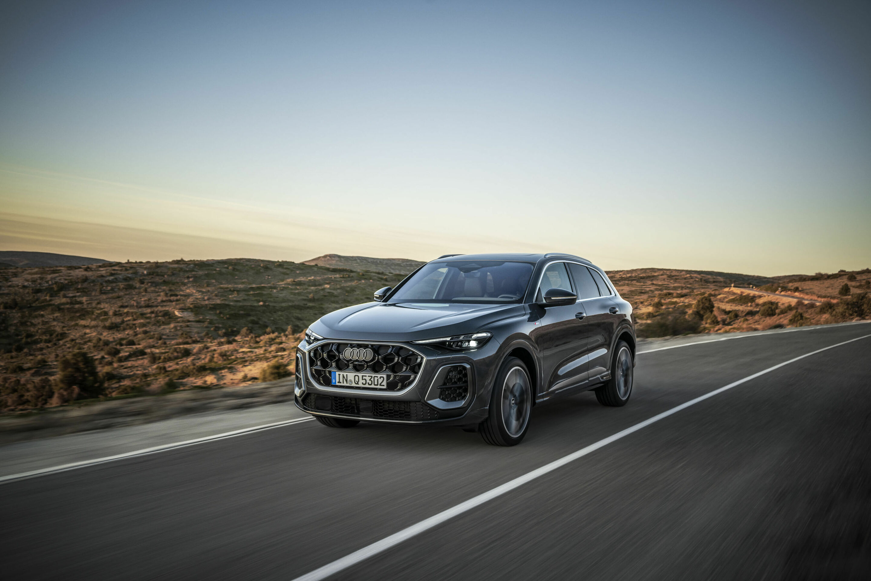 Audi Q5 SUV - Fahraufnahme,
Farbe: Tamboragrau Metallic