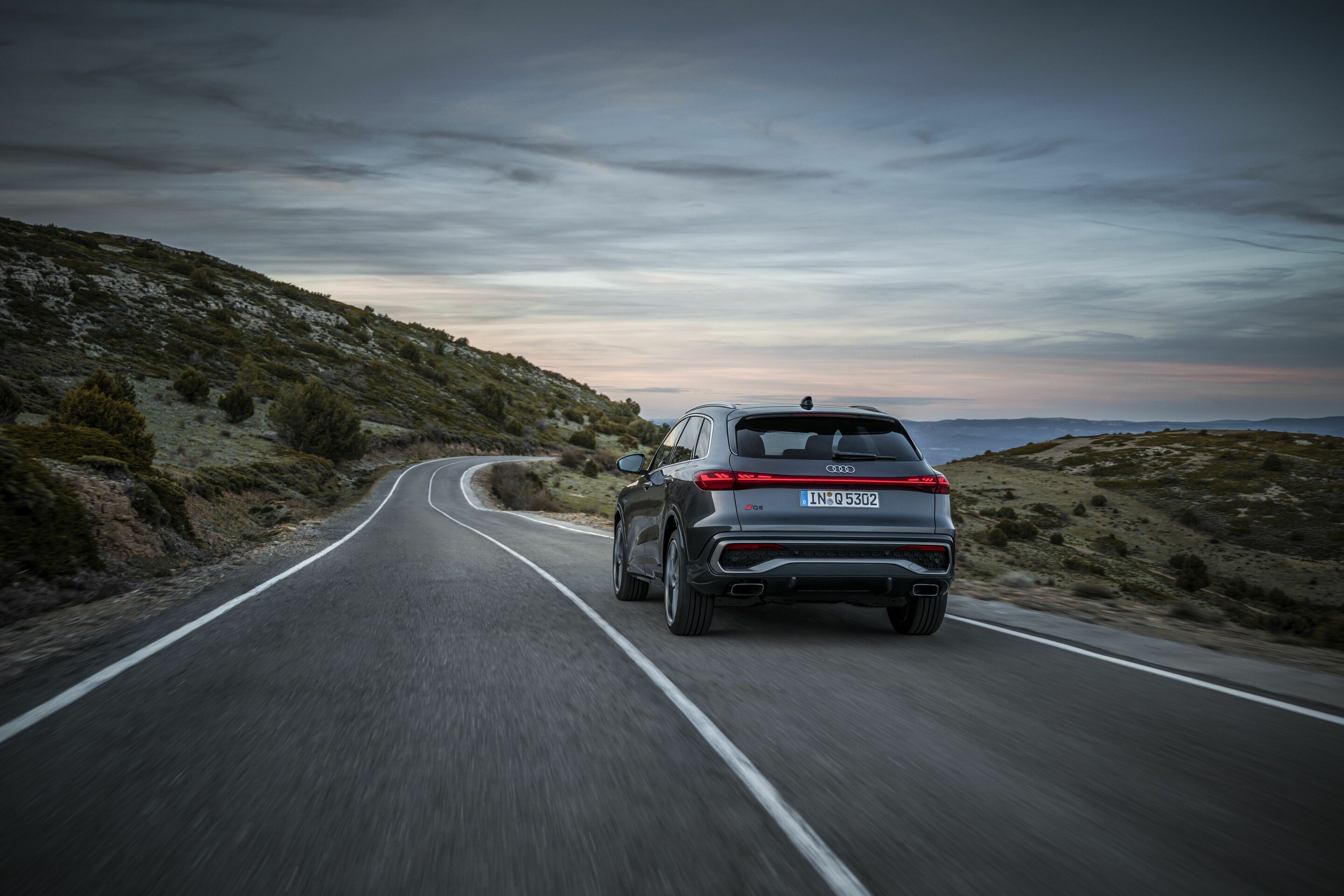 Audi Q5 SUV - Fahraufnahme,
Farbe: Tamboragrau Metallic