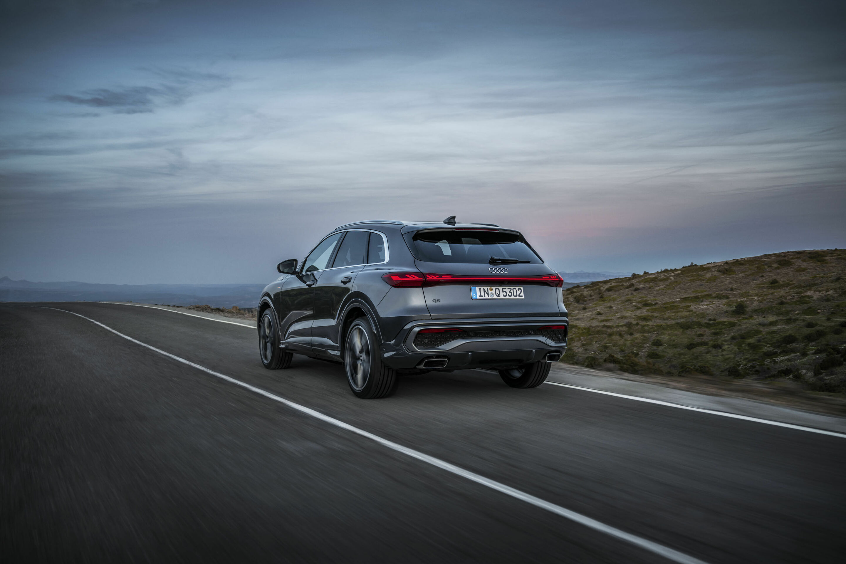 Audi Q5 SUV - Fahraufnahme,
Farbe: Tamboragrau Metallic