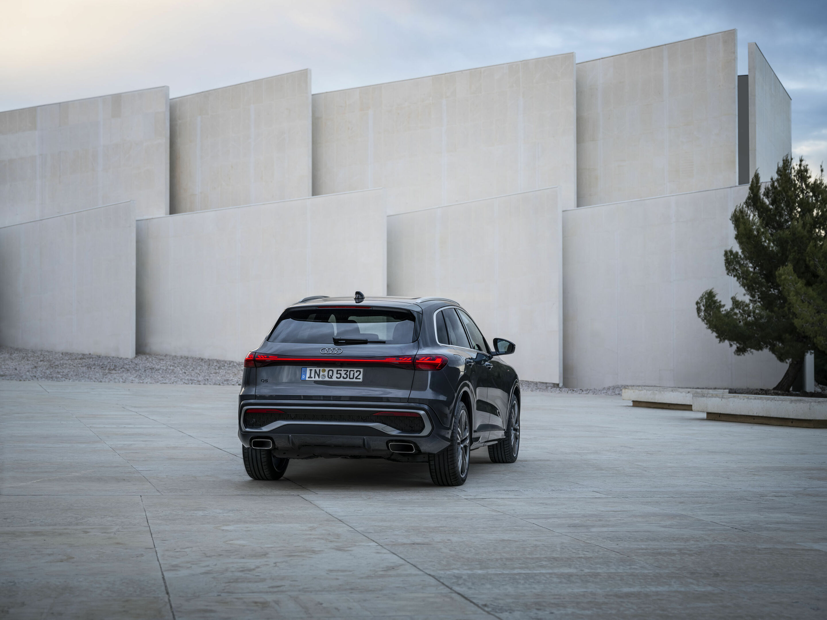 Audi Q5 SUV - Standaufnahme,
Farbe: Tamboragrau Metallic