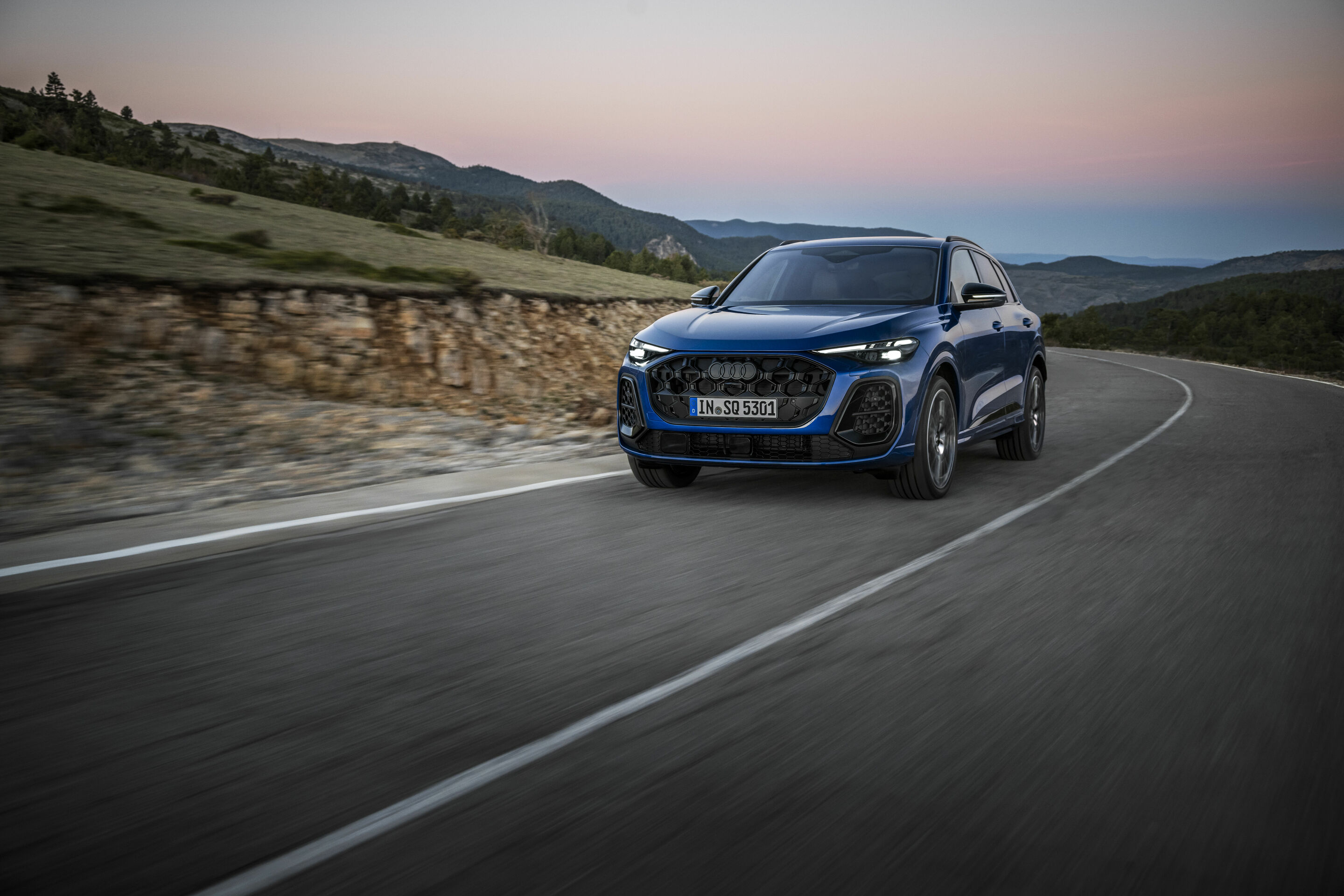 Audi SQ5 TFSI - Fahraufnahme, 
Farbe: Ultrablau Metallic