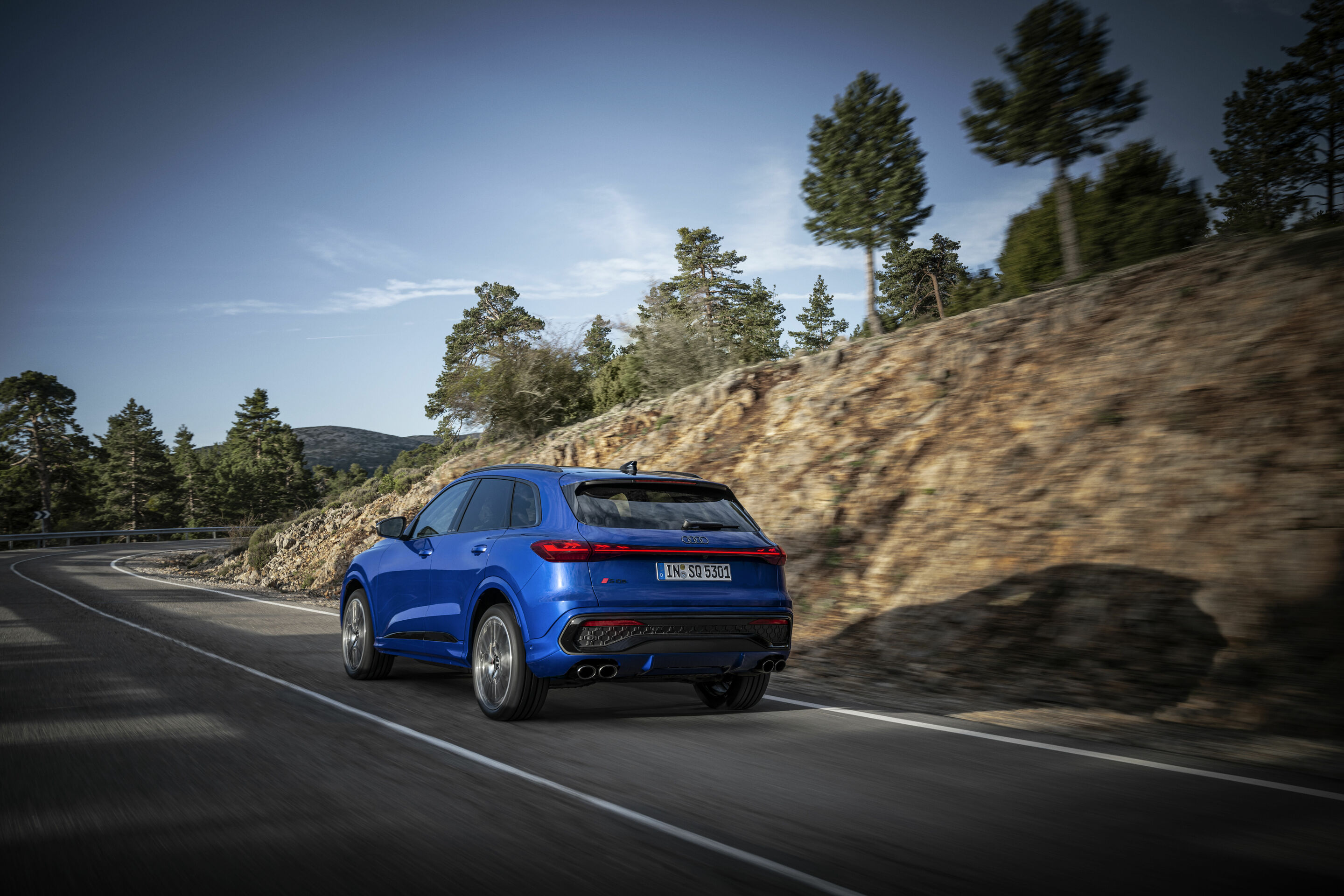 Audi SQ5 TFSI - Fahraufnahme, 
Farbe: Ultrablau Metallic