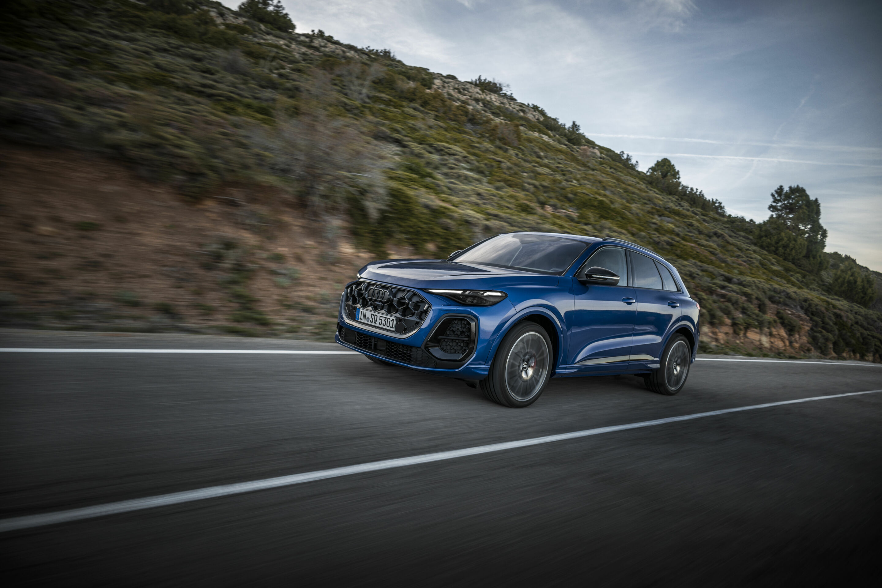 Audi SQ5 TFSI - Fahraufnahme, 
Farbe: Ultrablau Metallic