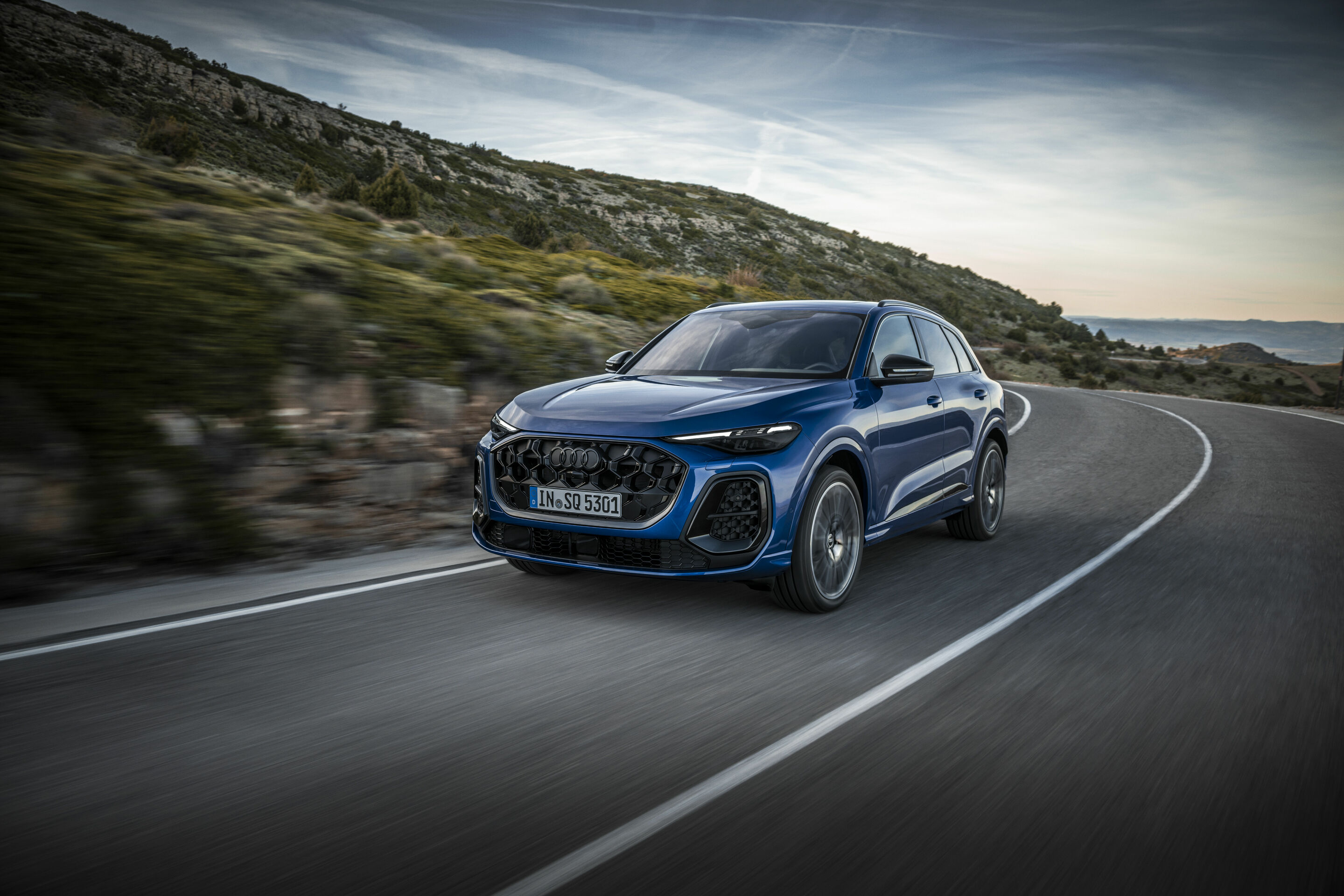 Audi SQ5 TFSI - Fahraufnahme, 
Farbe: Ultrablau Metallic