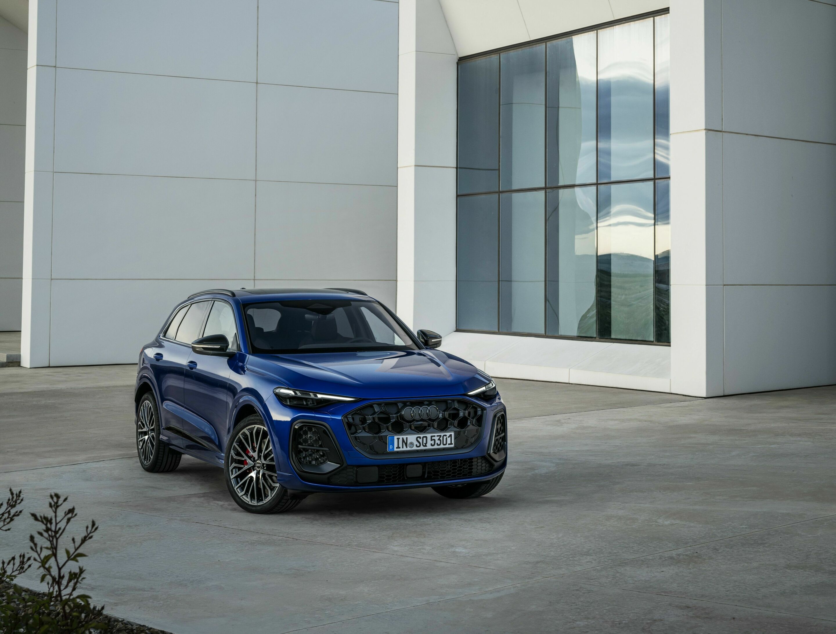 Audi SQ5 TFSI - Static photo, 
Colour: Ultra blue metallic