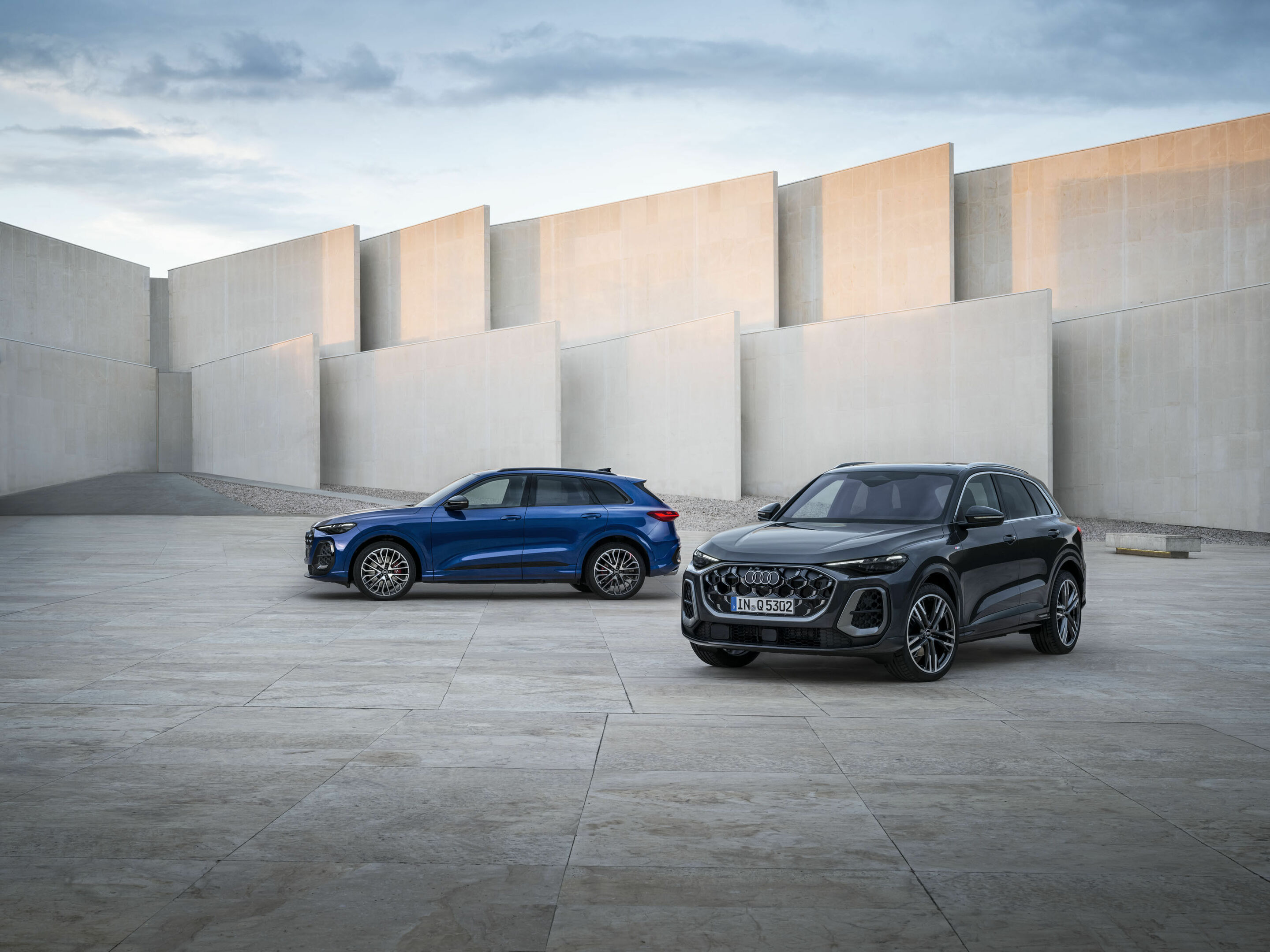 Audi SQ5 TFSI / Audi Q5 SUV - Die neuen Audi Q5 und SQ5 Modelle überzeugen mit dynamischen Design und moderner Technologie. Alle erhältlichen Antriebsvarianten verfügen über das Mildhybridsystem MHEV plus.
Standaufnahme,
Farbe: Ultrablau Metallic
Farbe:...